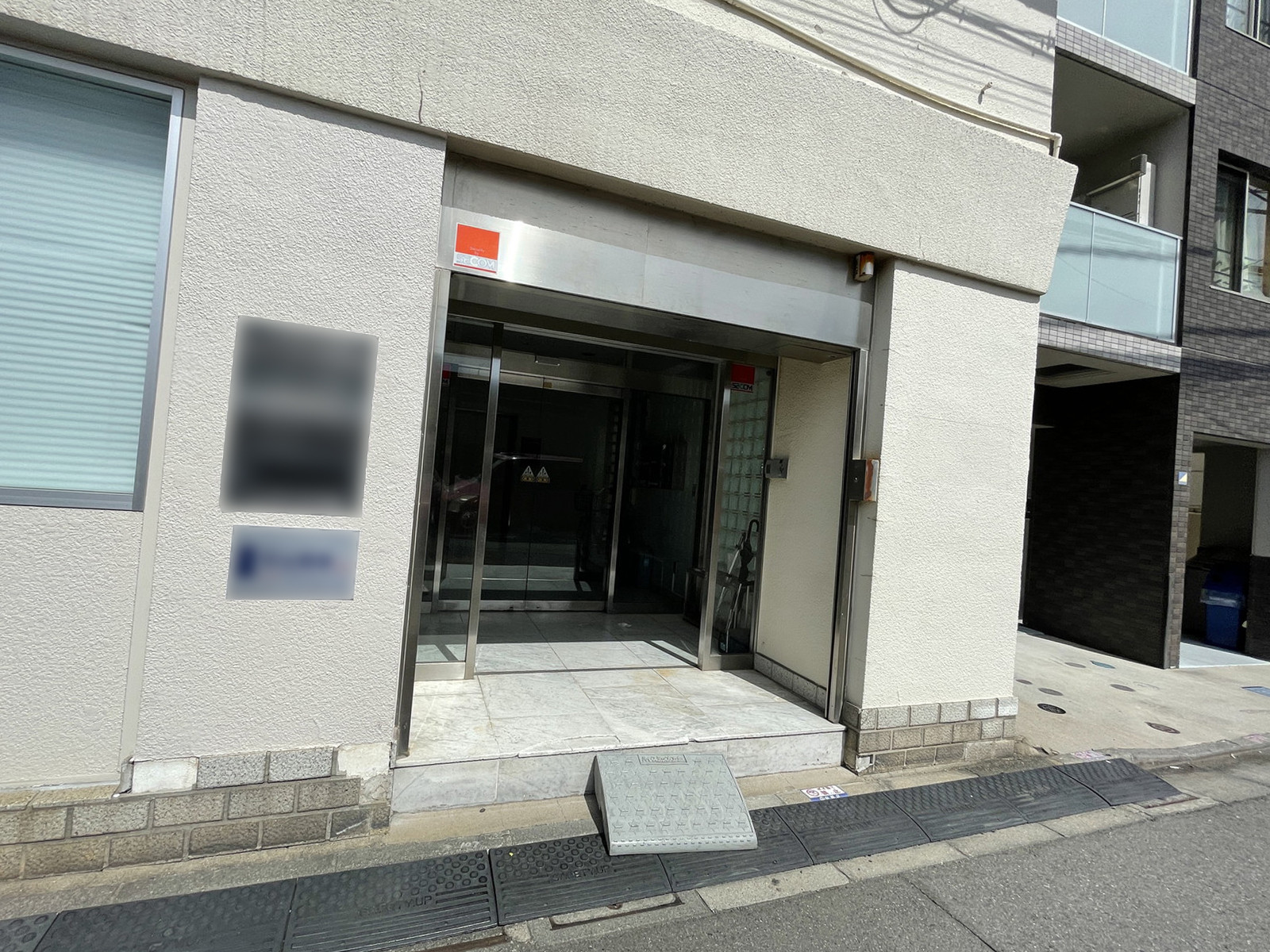 オフィスビル出入口
