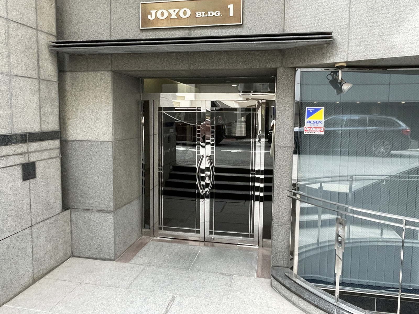 オフィスビル出入口