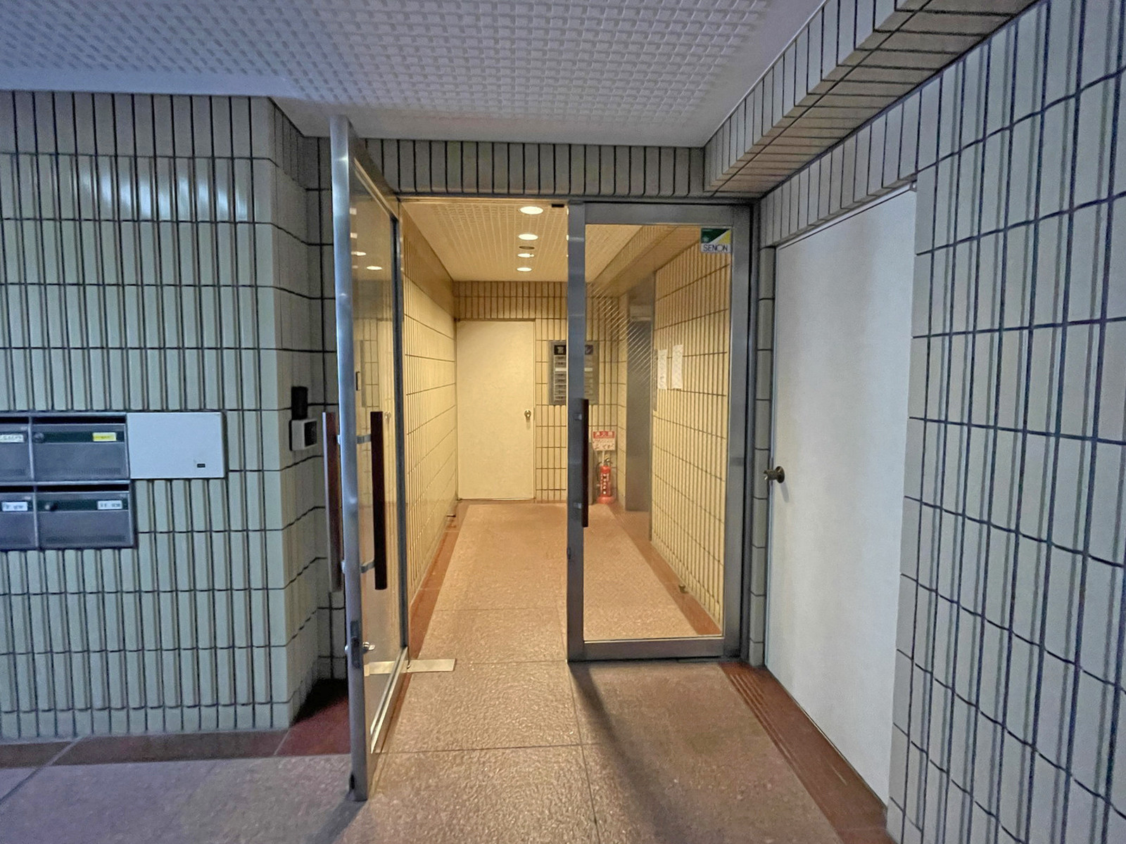 オフィスビル出入口