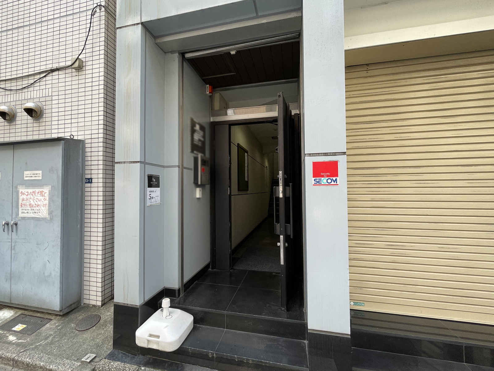オフィスビル出入口