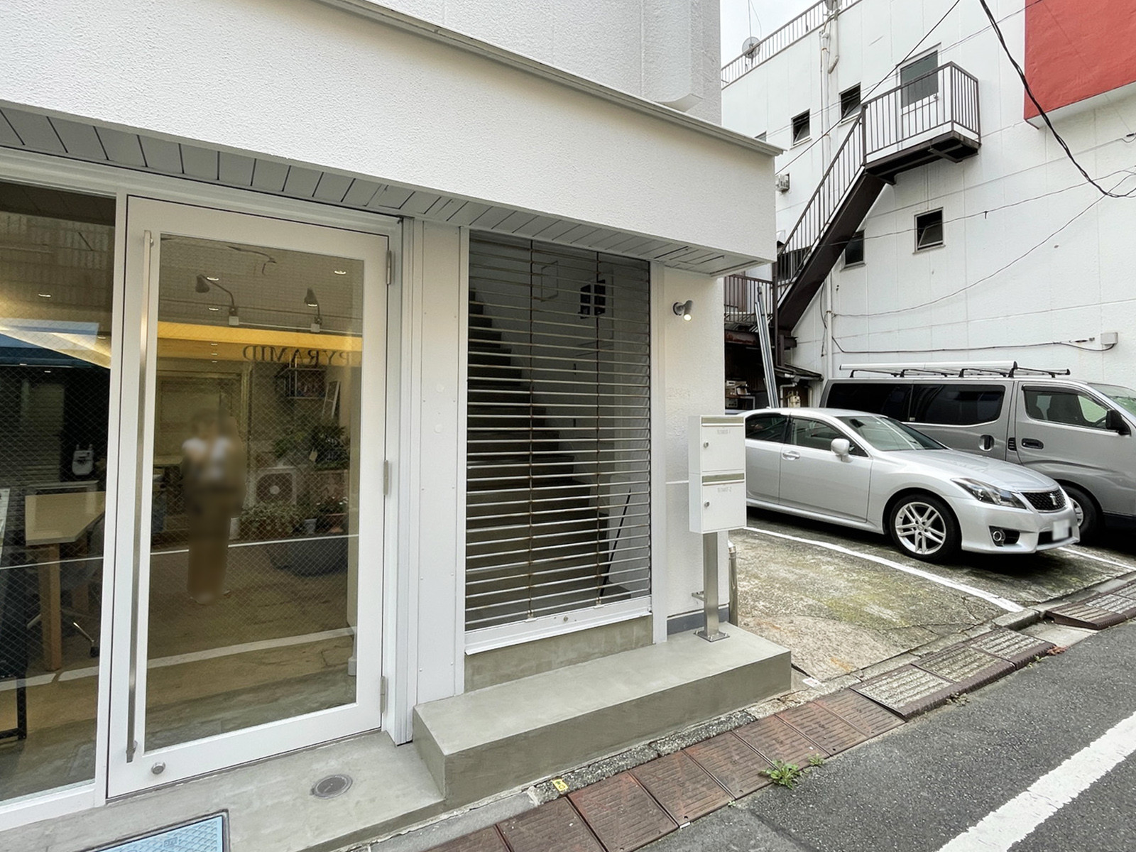 オフィスビル出入口