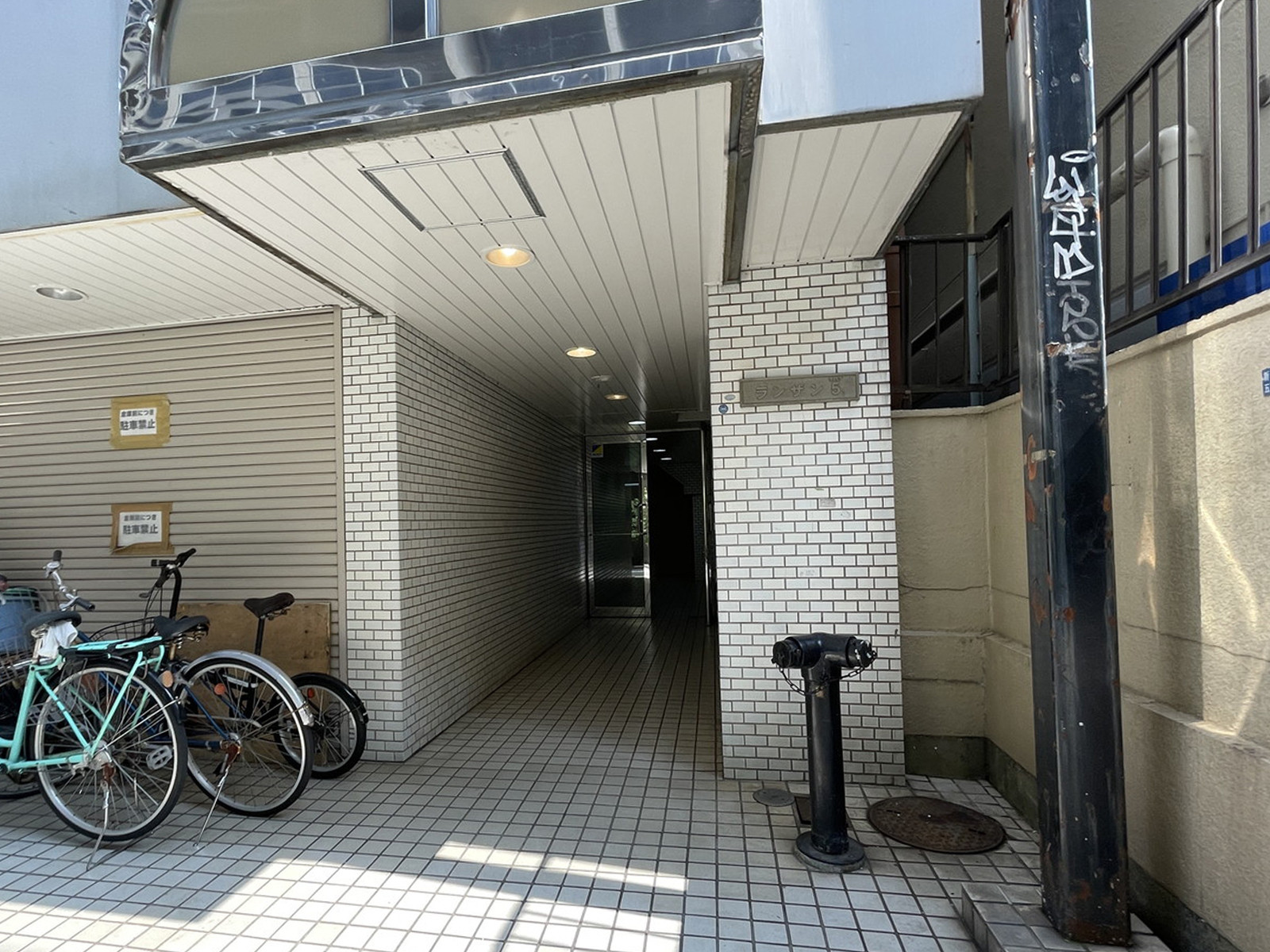 オフィスビル出入口
