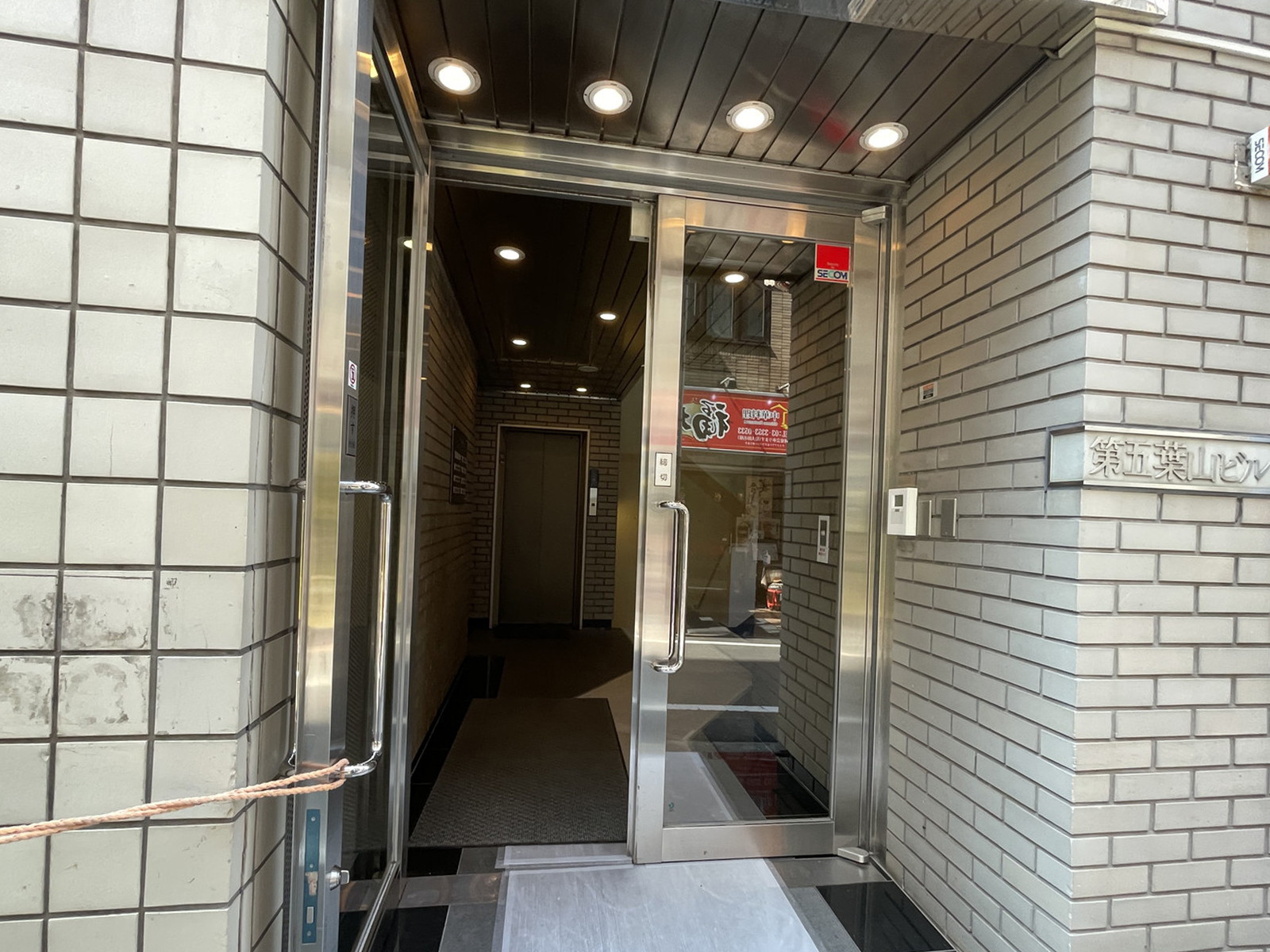オフィスビル出入口