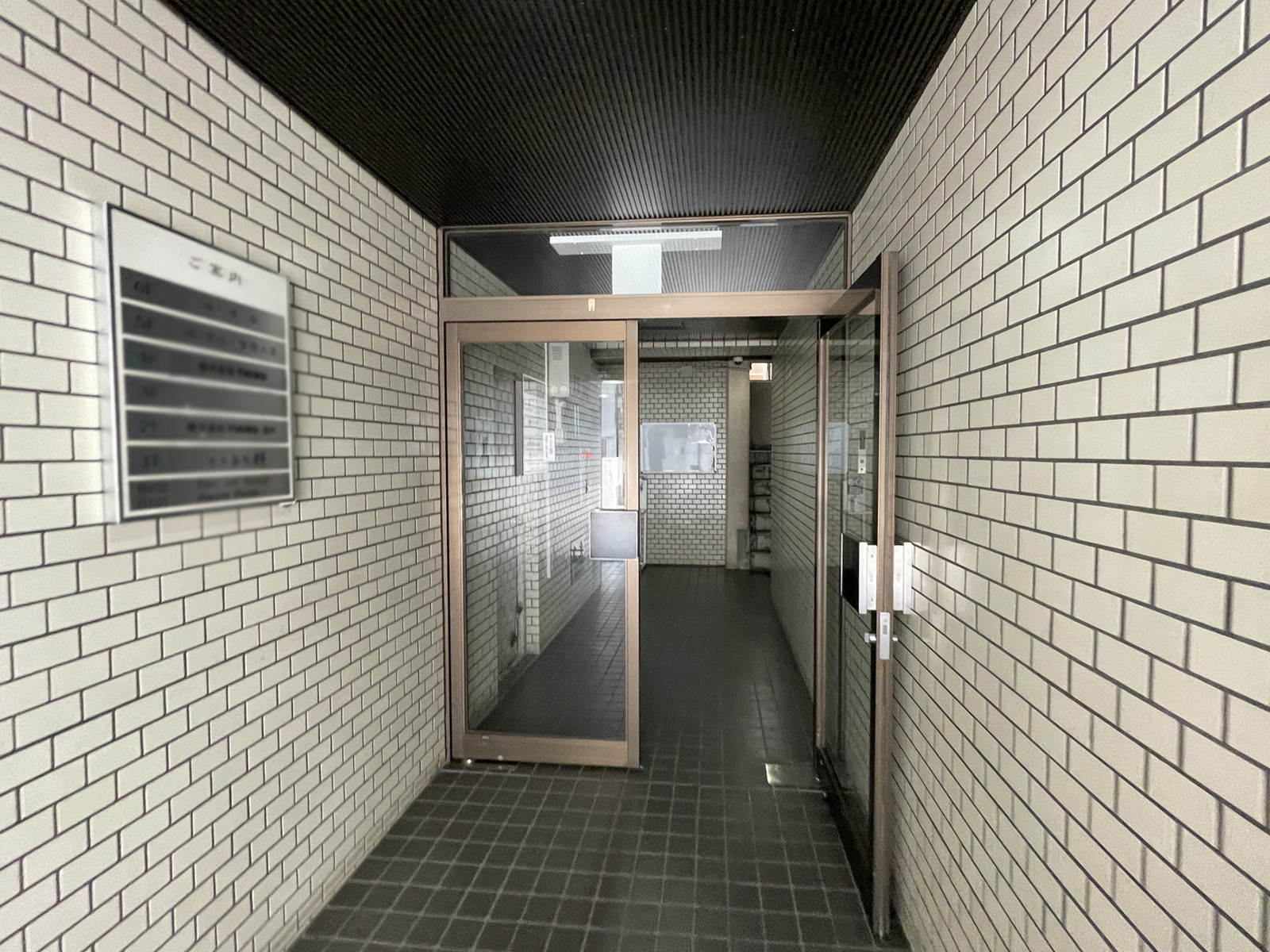 オフィスビル出入口