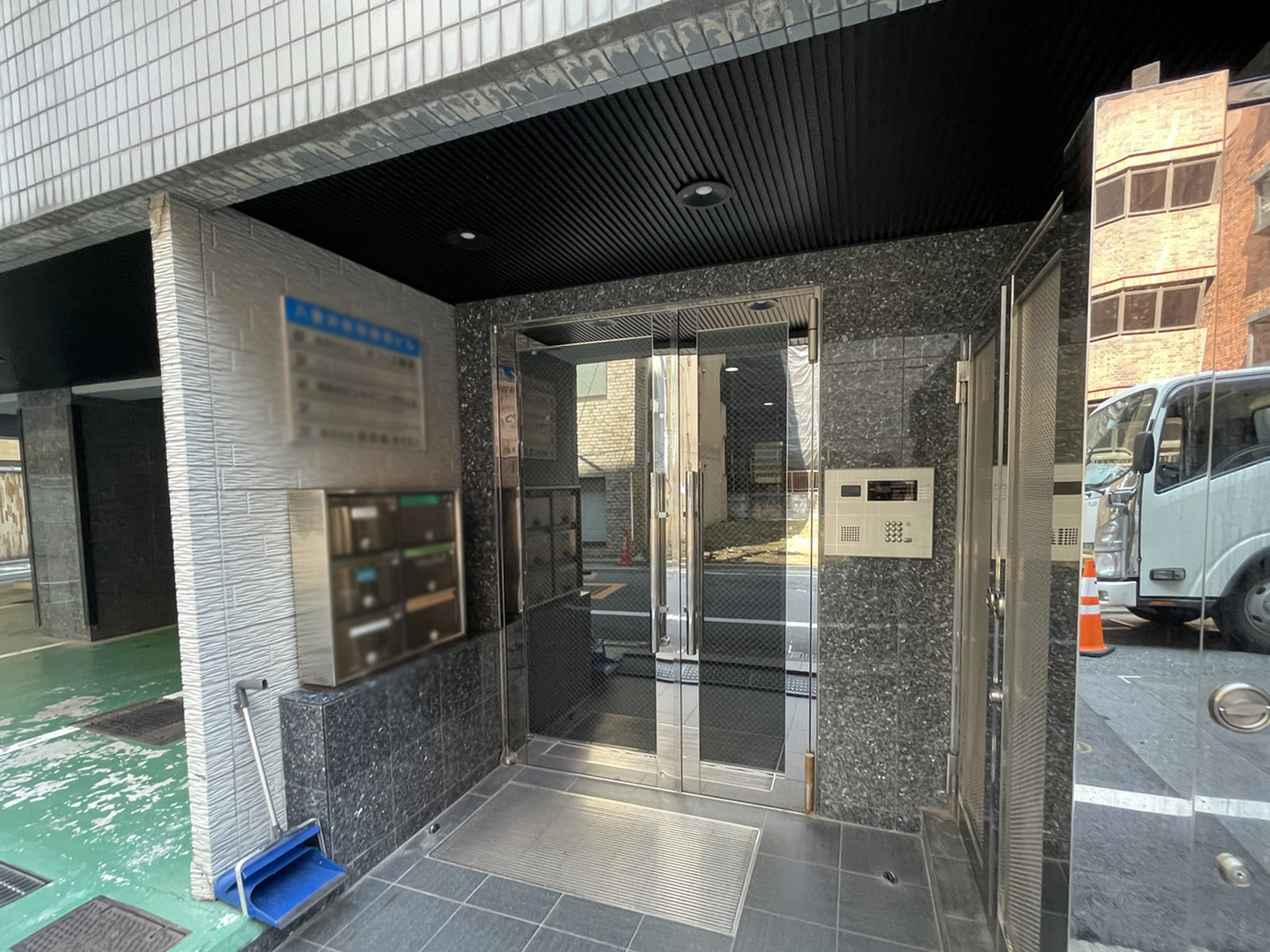 オフィスビル出入口
