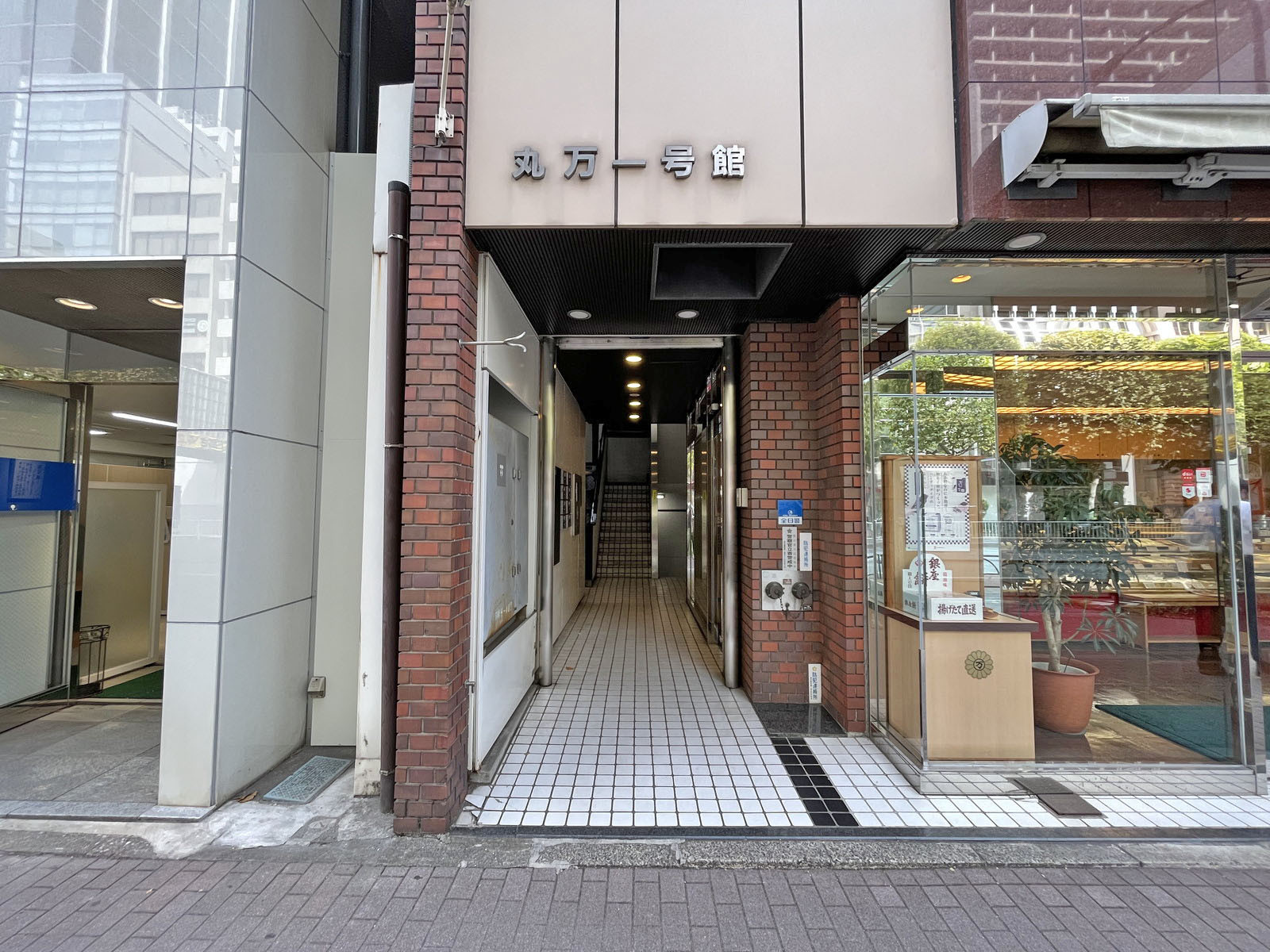 オフィスビル出入口