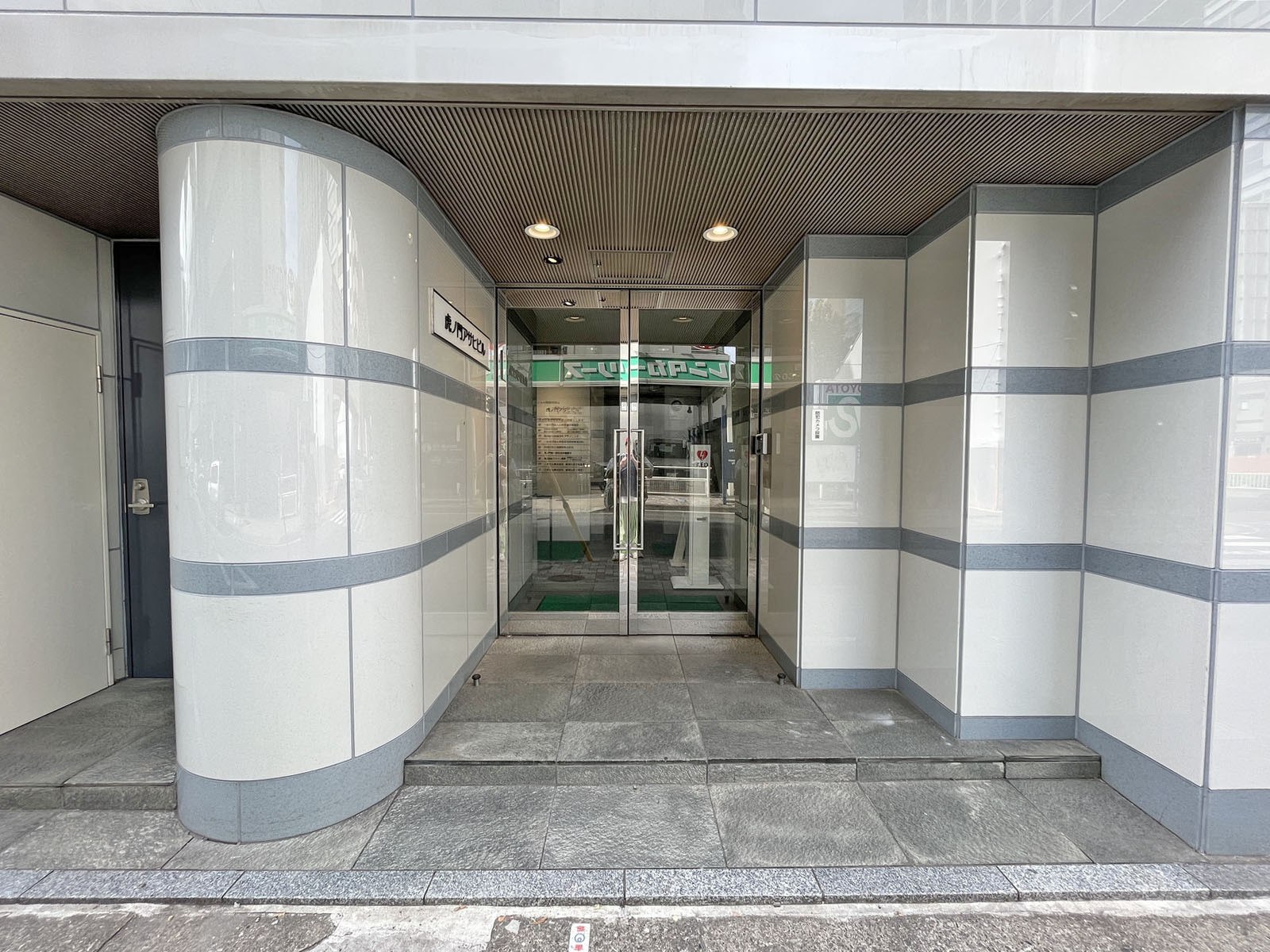 オフィスビル出入り口