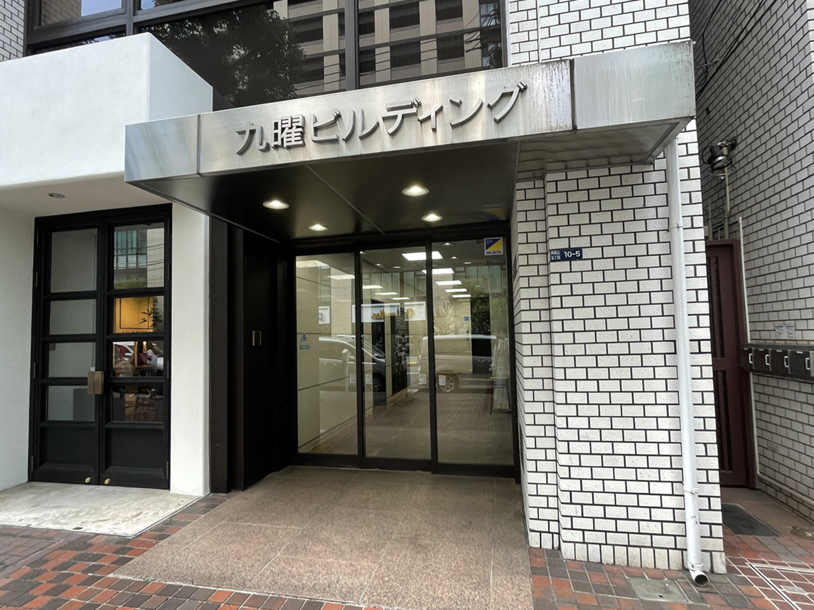 オフィスビル出入口