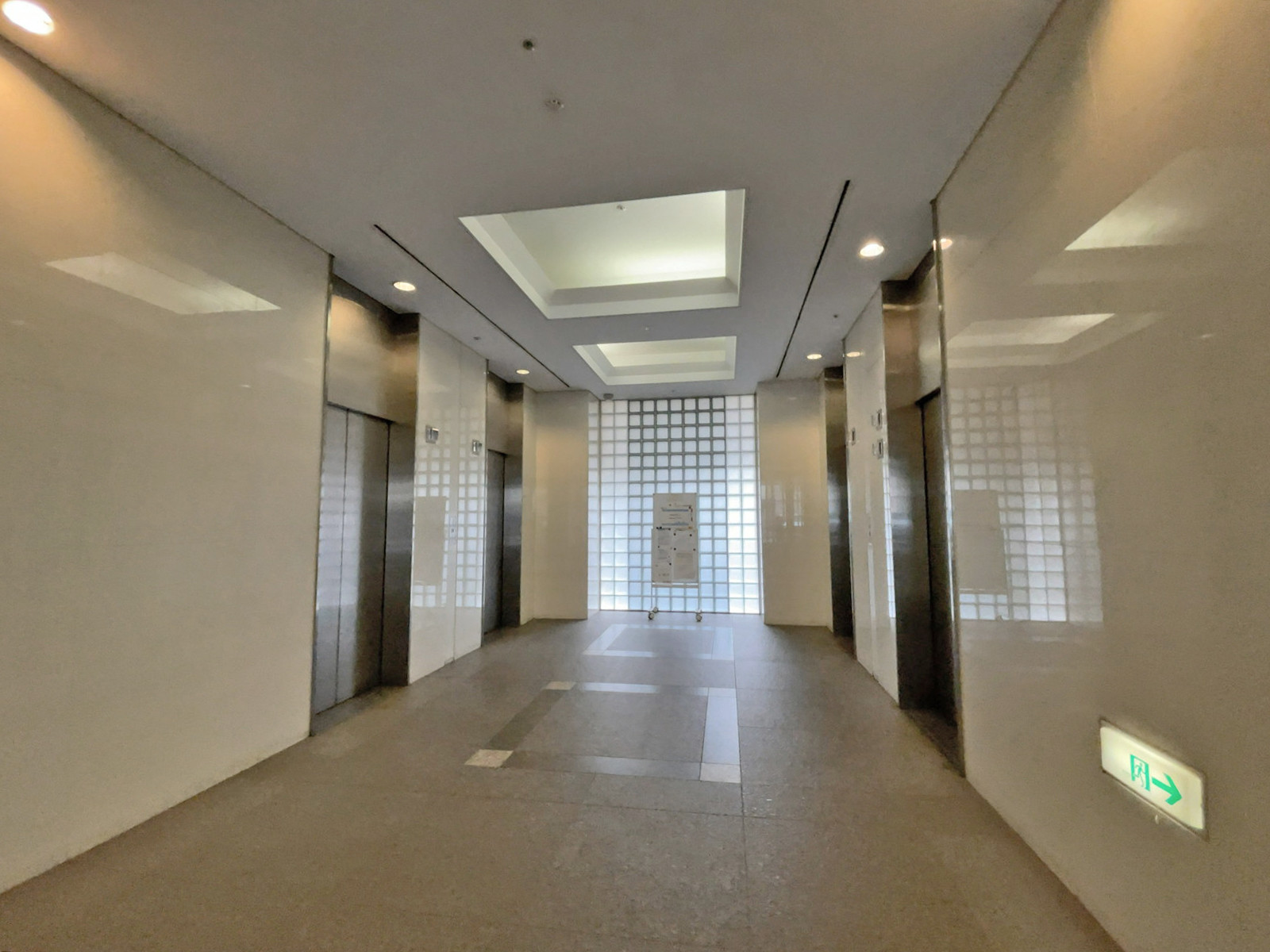 エレベーターホール(4基)