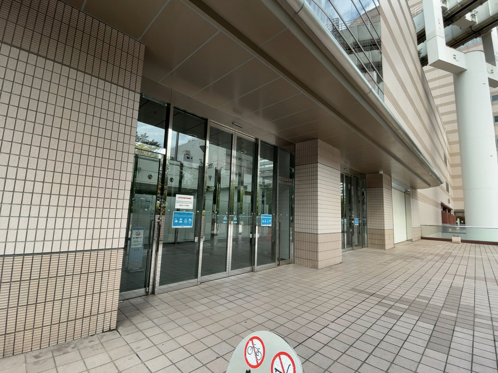オフィスビル出入口