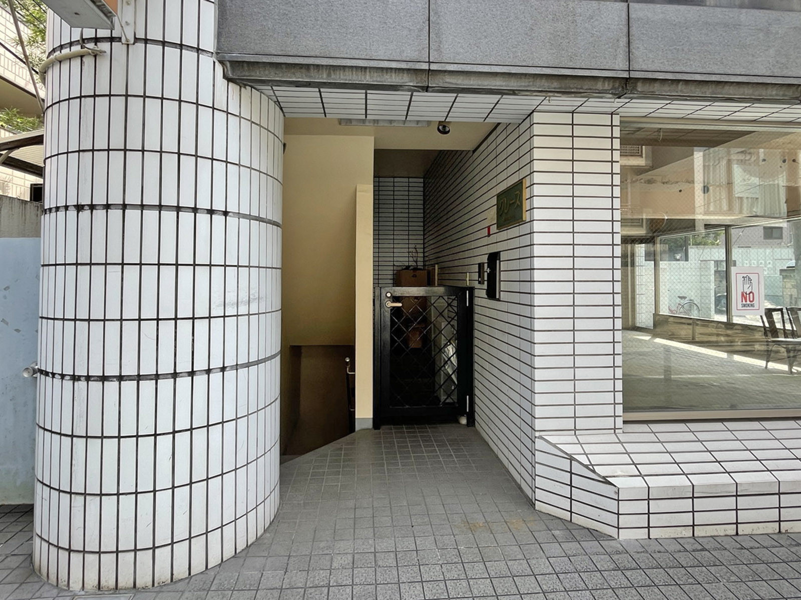オフィスビル出入口