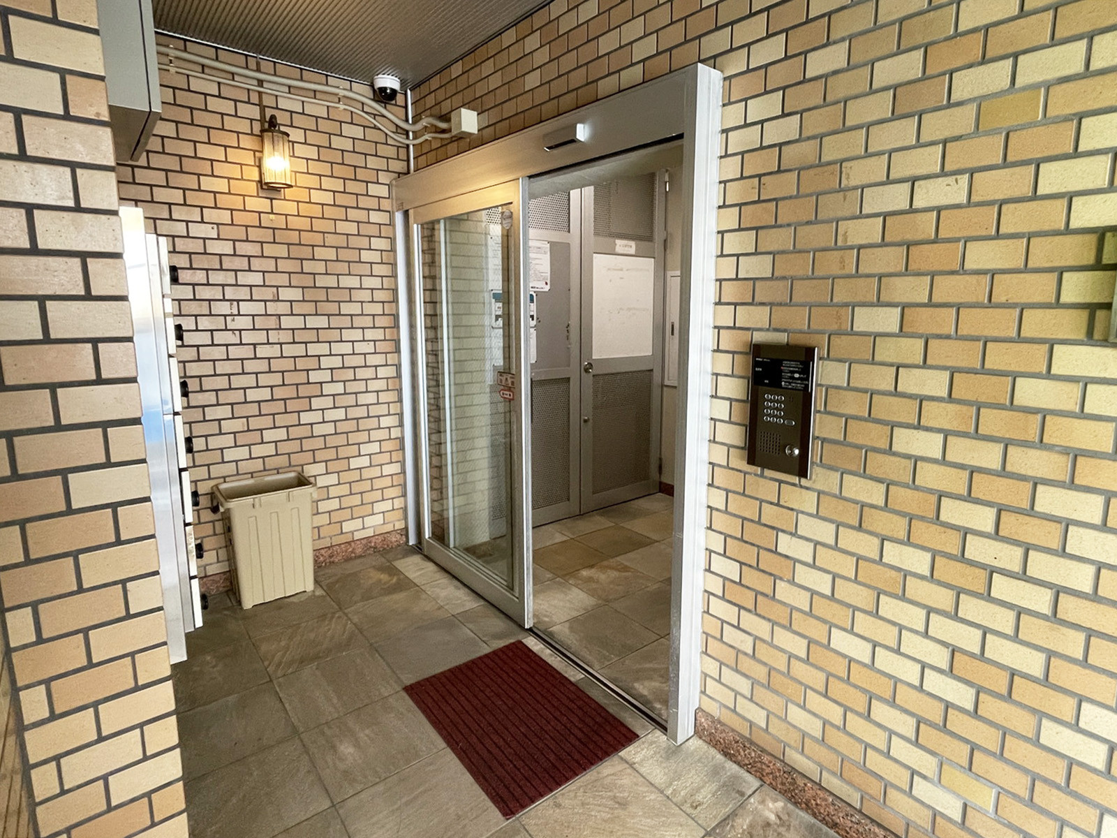 オフィスビル出入口
