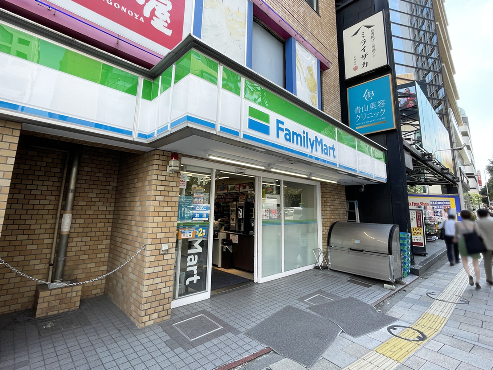 1階のファミリーマート 外苑南青山二丁目店