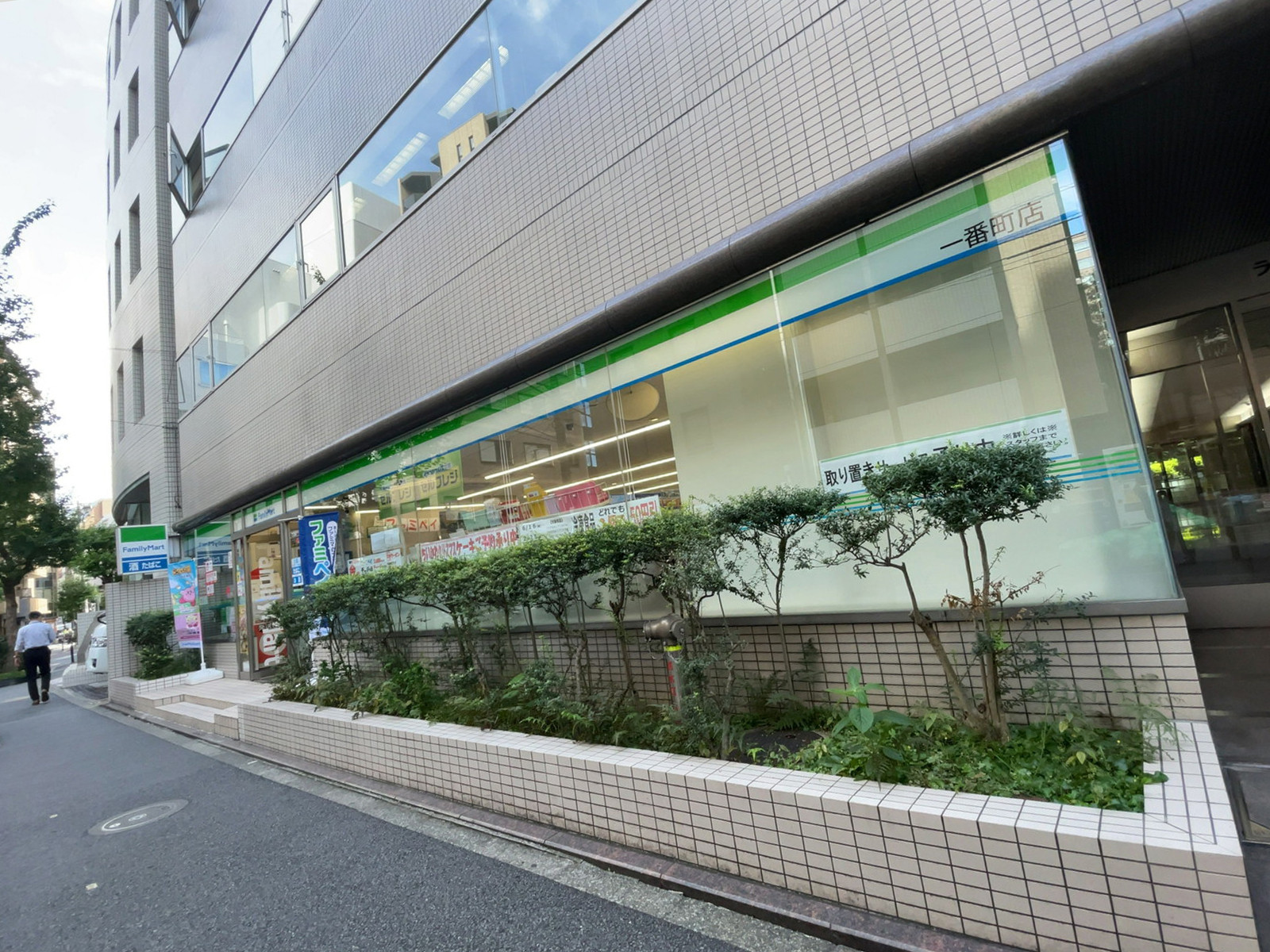 1階のファミリーマート一番町店