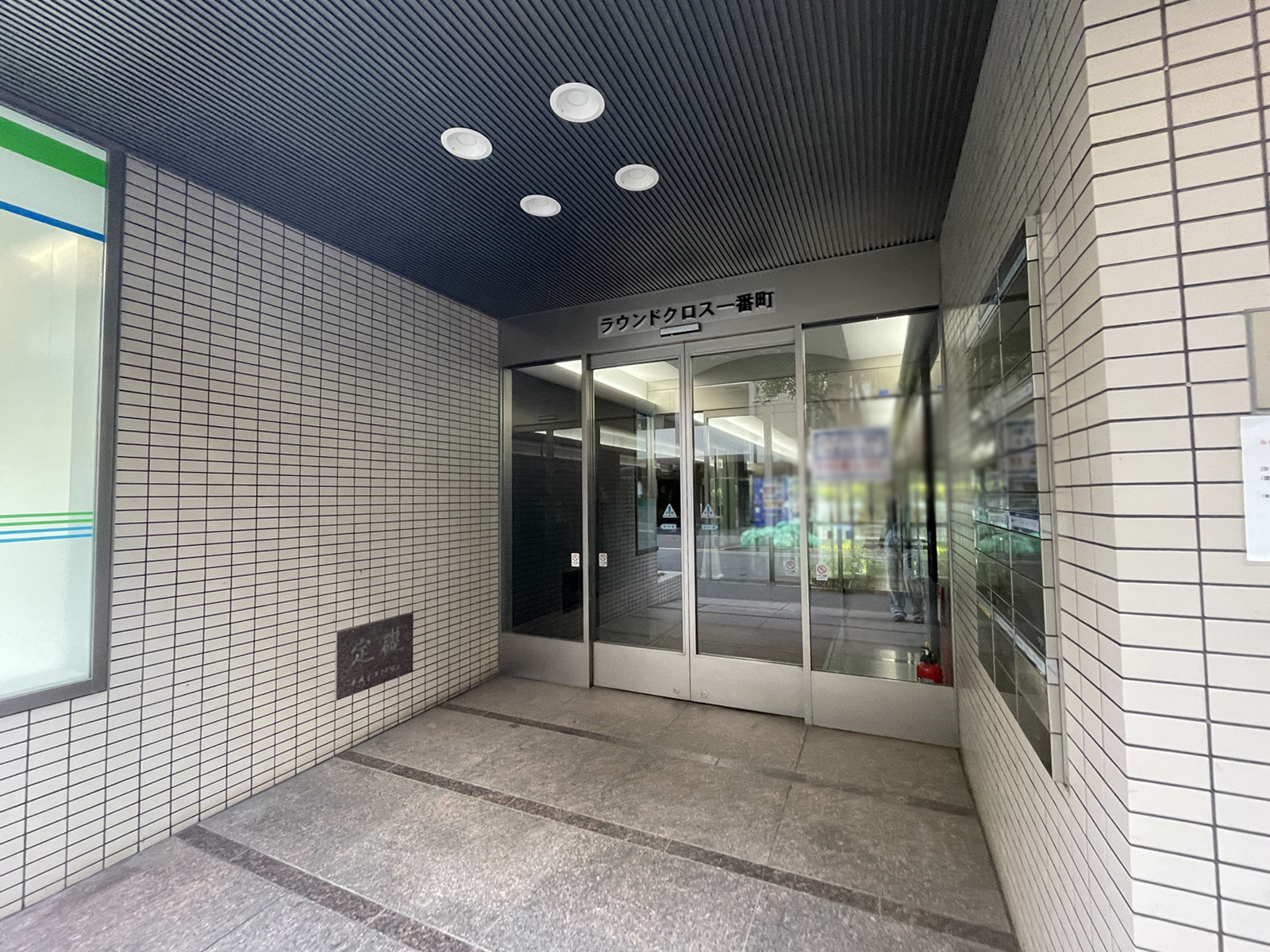 オフィスビル出入口