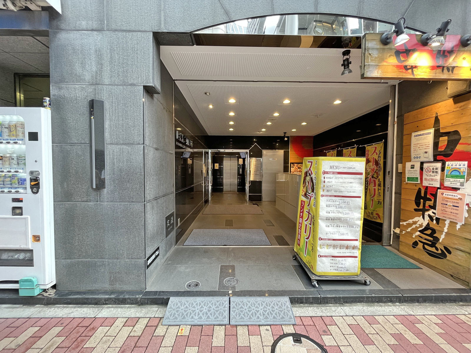 オフィスビル出入り口