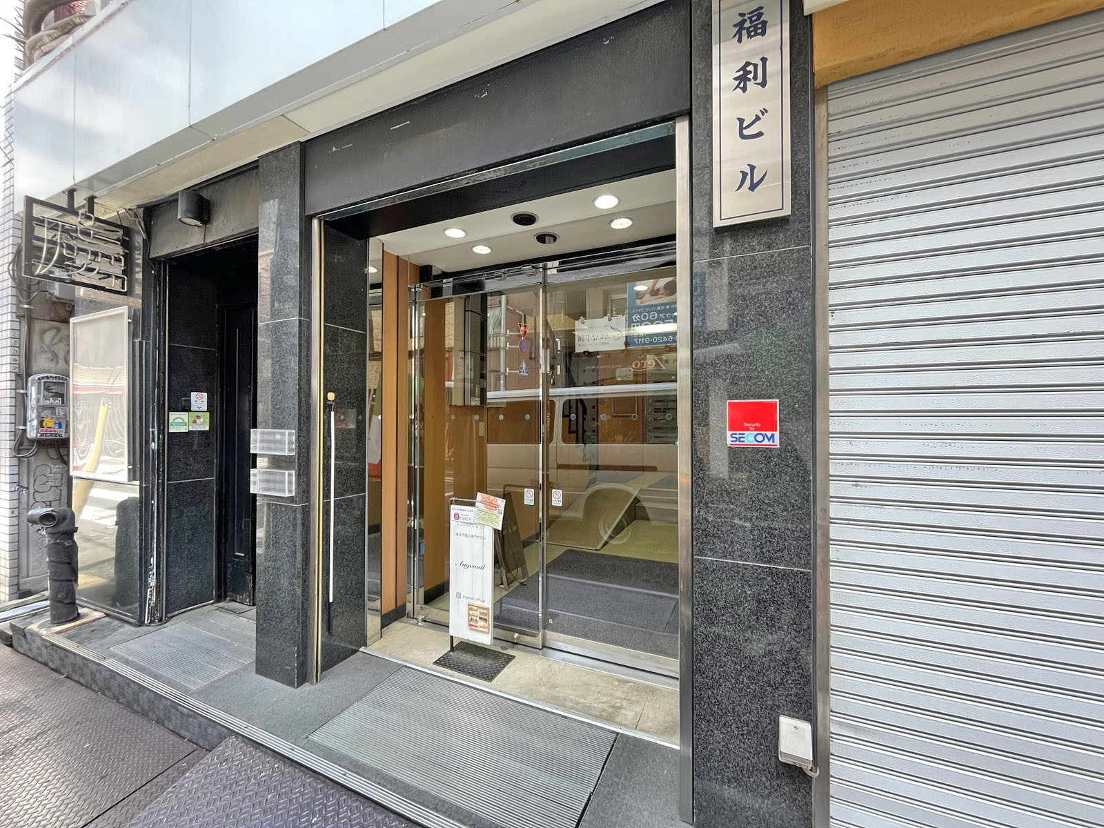 オフィスビル出入り口