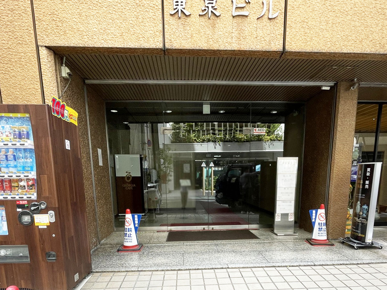 オフィスビル出入口
