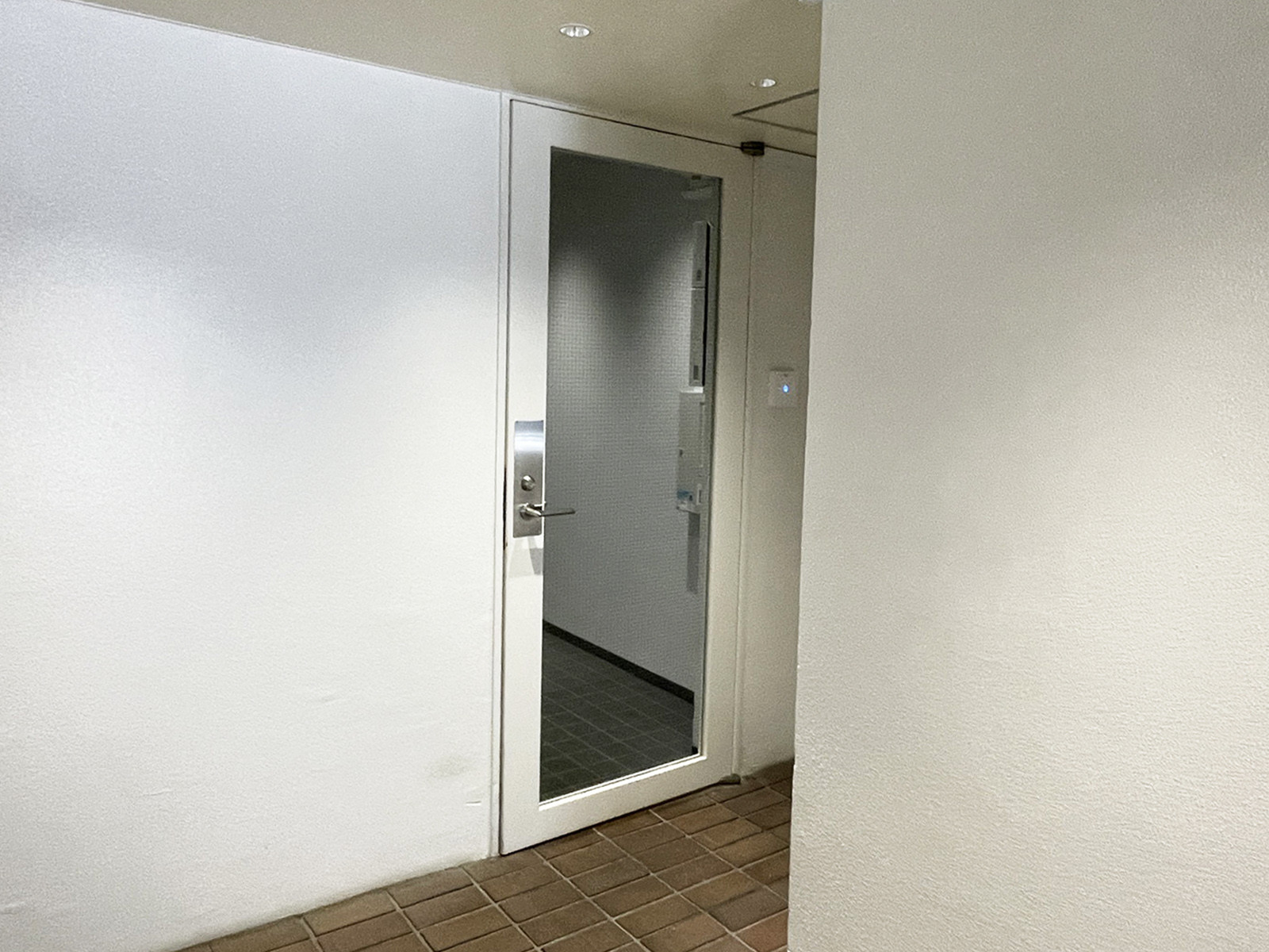 オフィスビル出入口