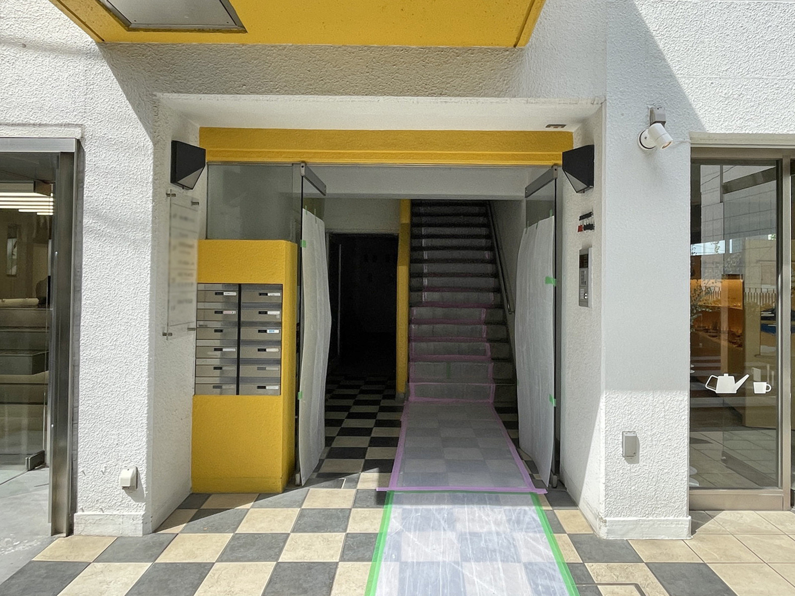 オフィスビル出入口
