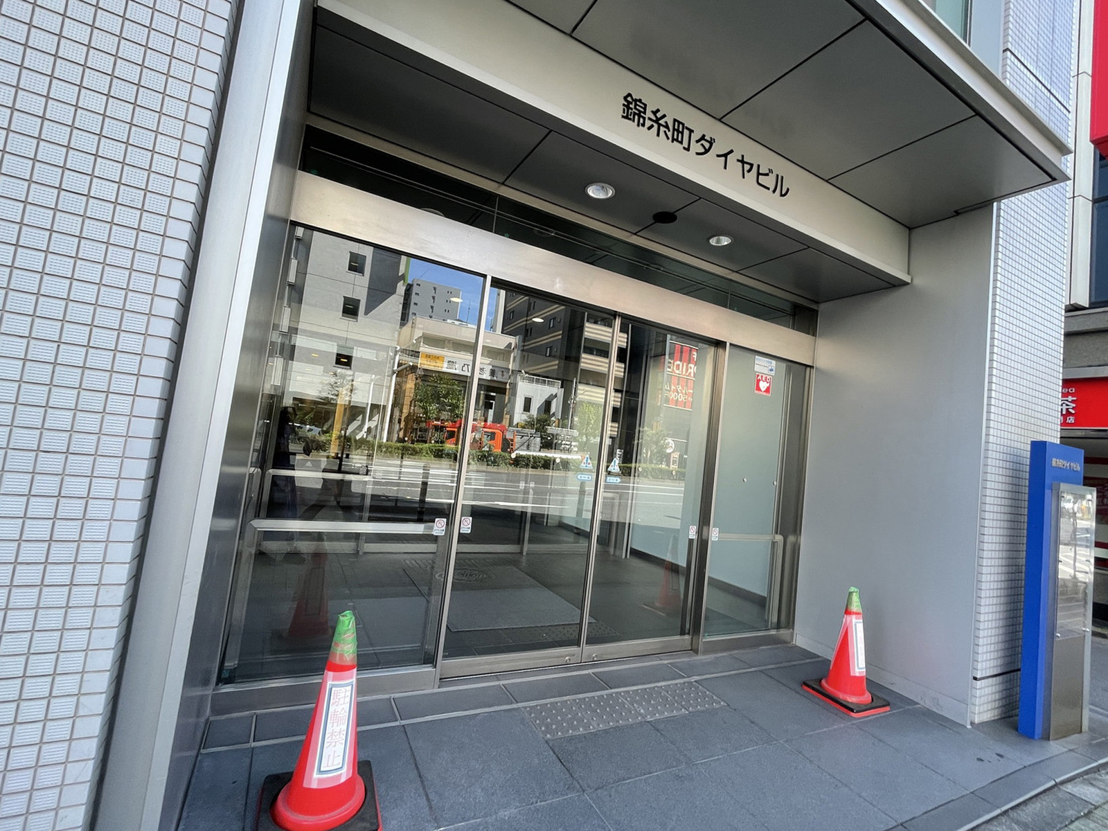 オフィスビル出入口