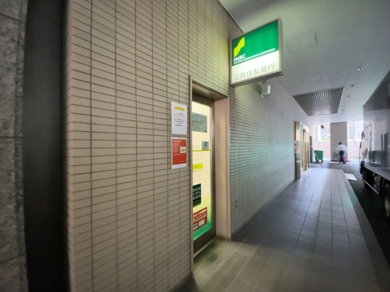 1階の三井住友銀行 新大阪和幸ビル出張所