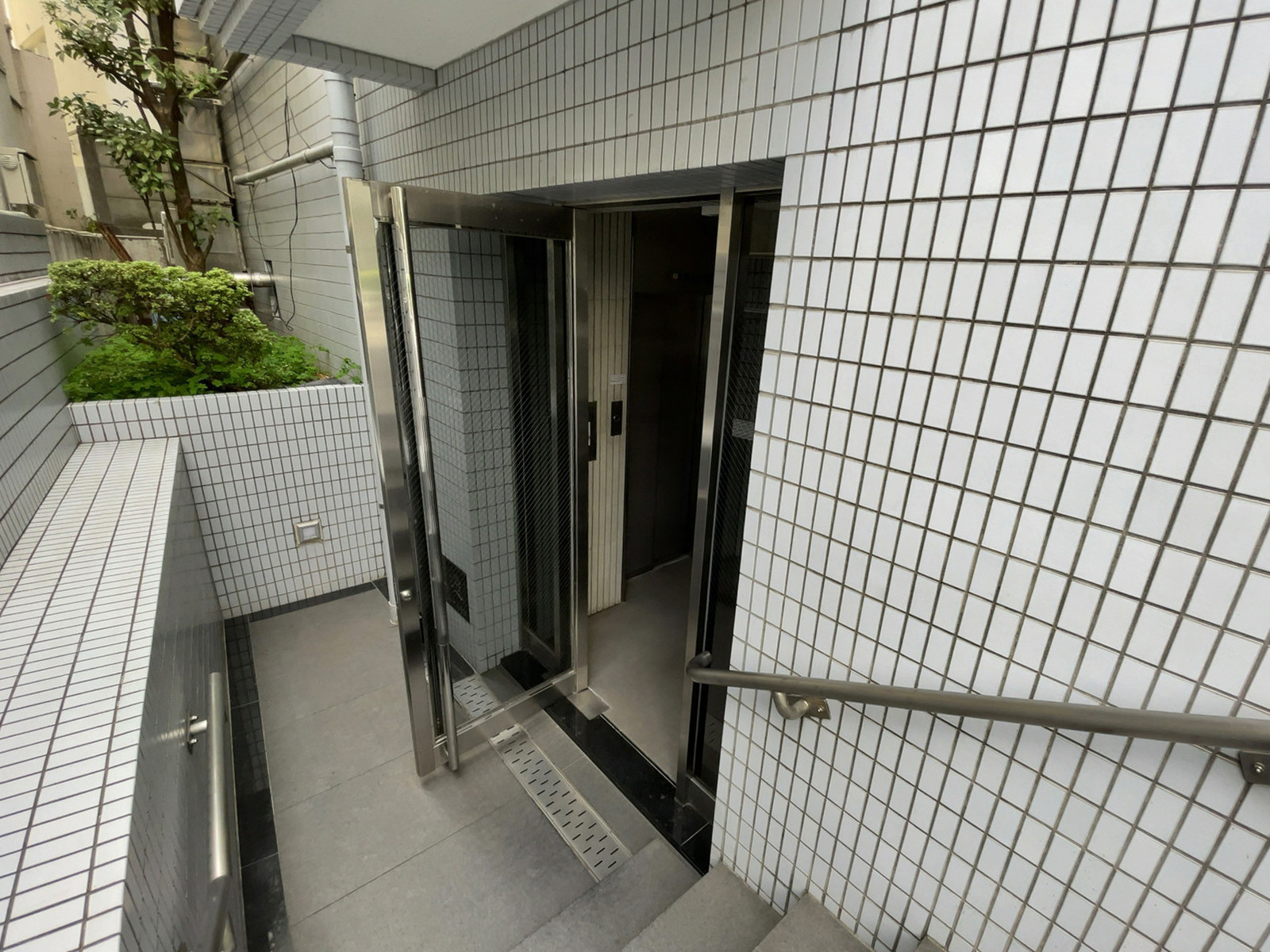 オフィスビル出入口