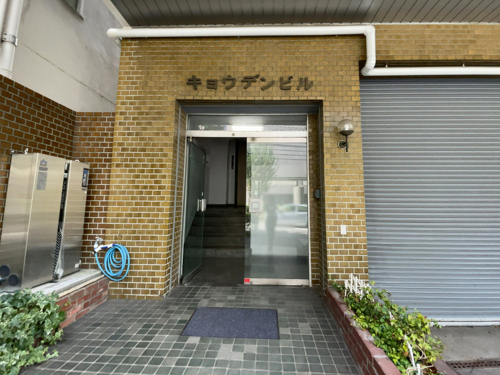 オフィスビル出入口