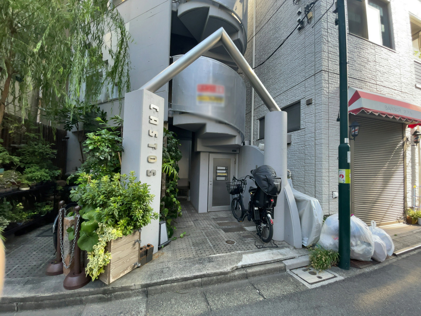 オフィスビル出入口