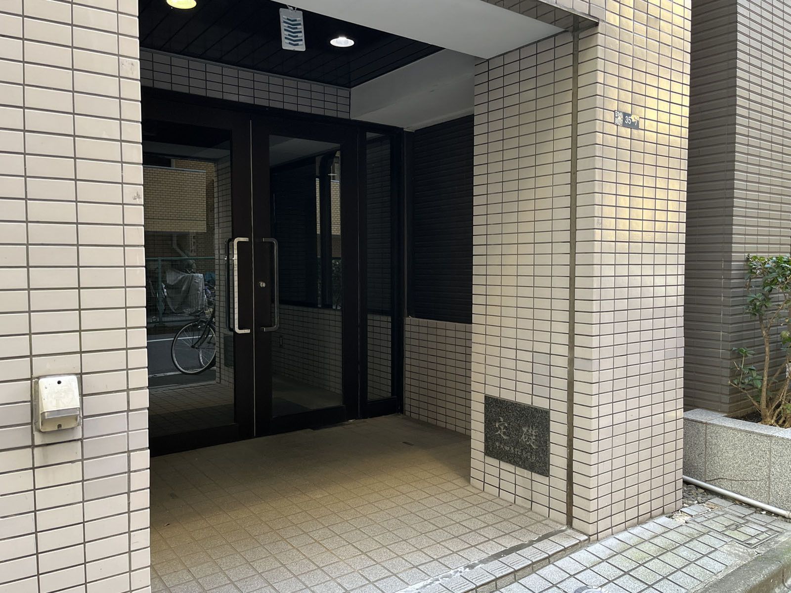 オフィスビル出入口