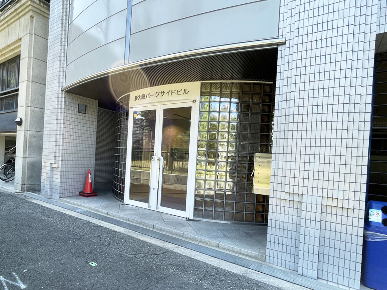 オフィスビル出入口