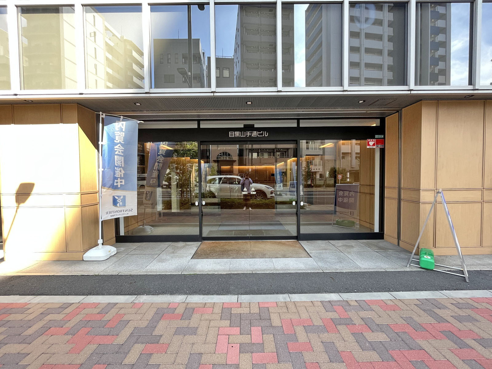 オフィスビル出入り口