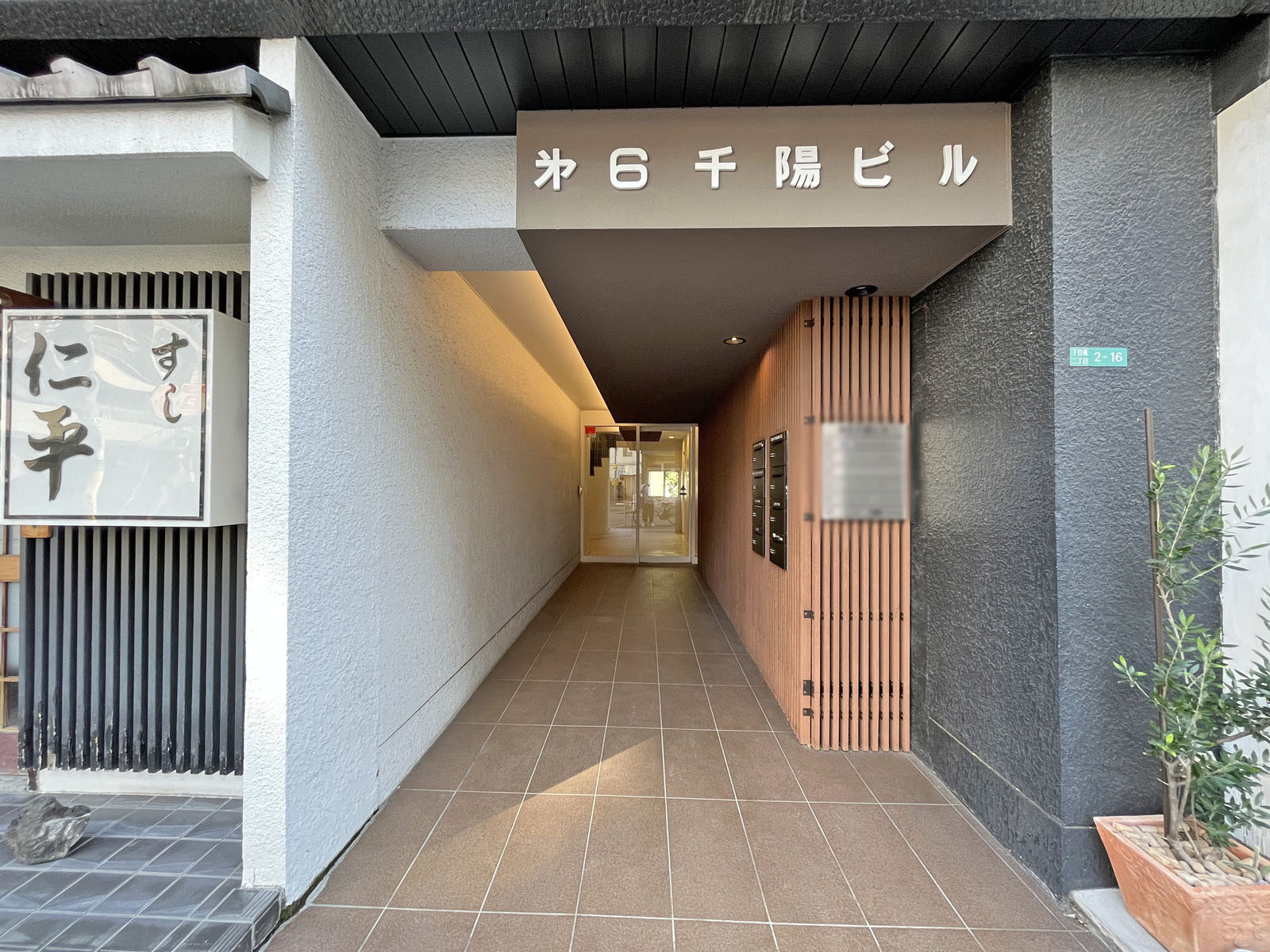 オフィスビル出入り口