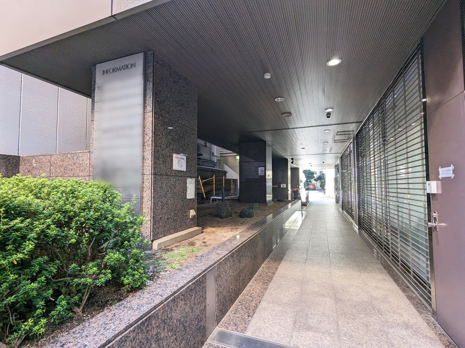 裏側の出入口