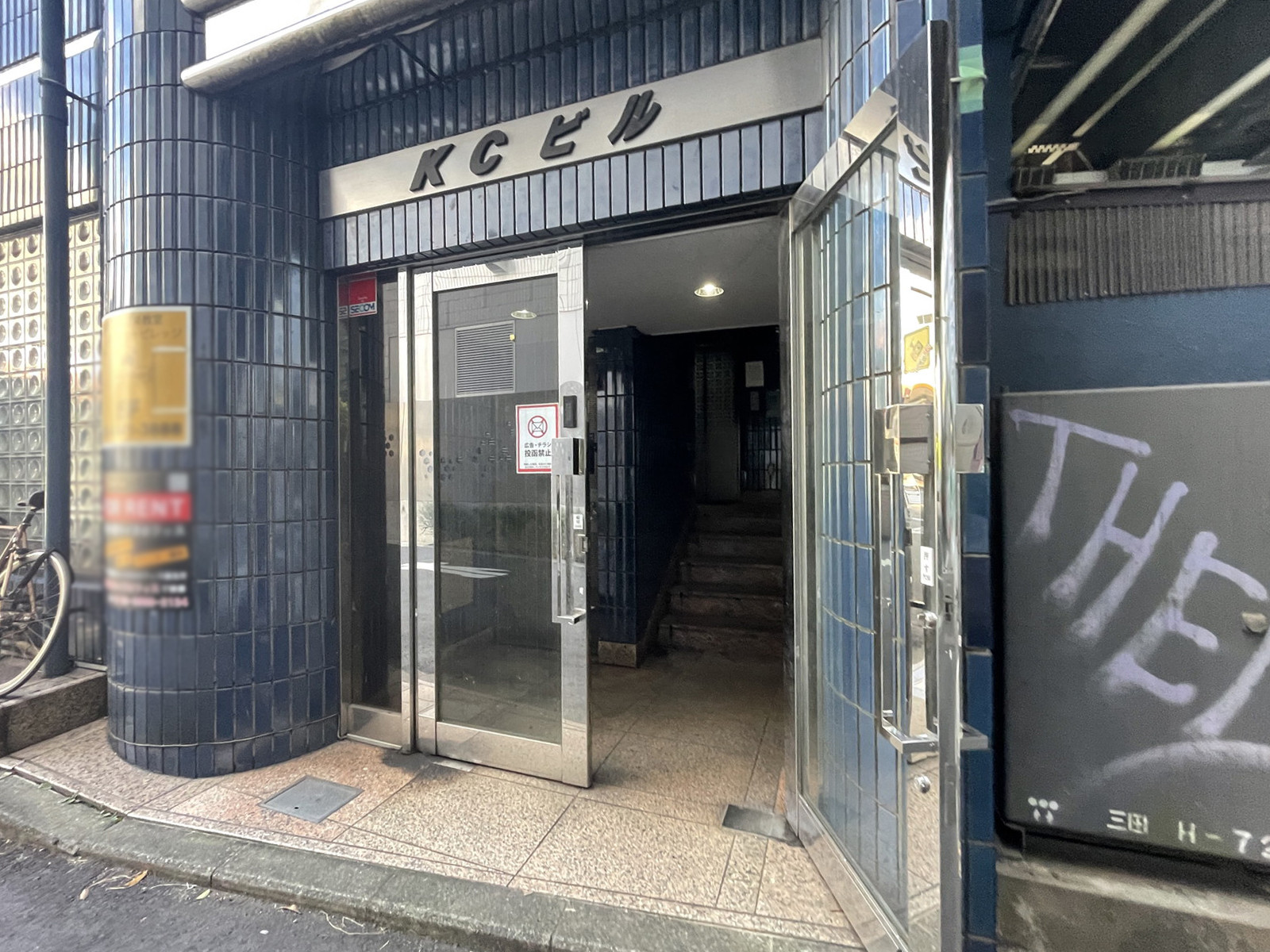 オフィスビル出入口