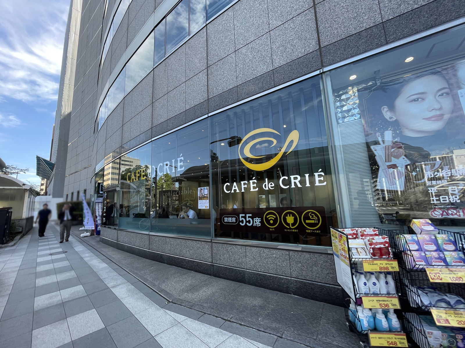 1階のカフェ・ド・クリエ市ヶ谷駅前店