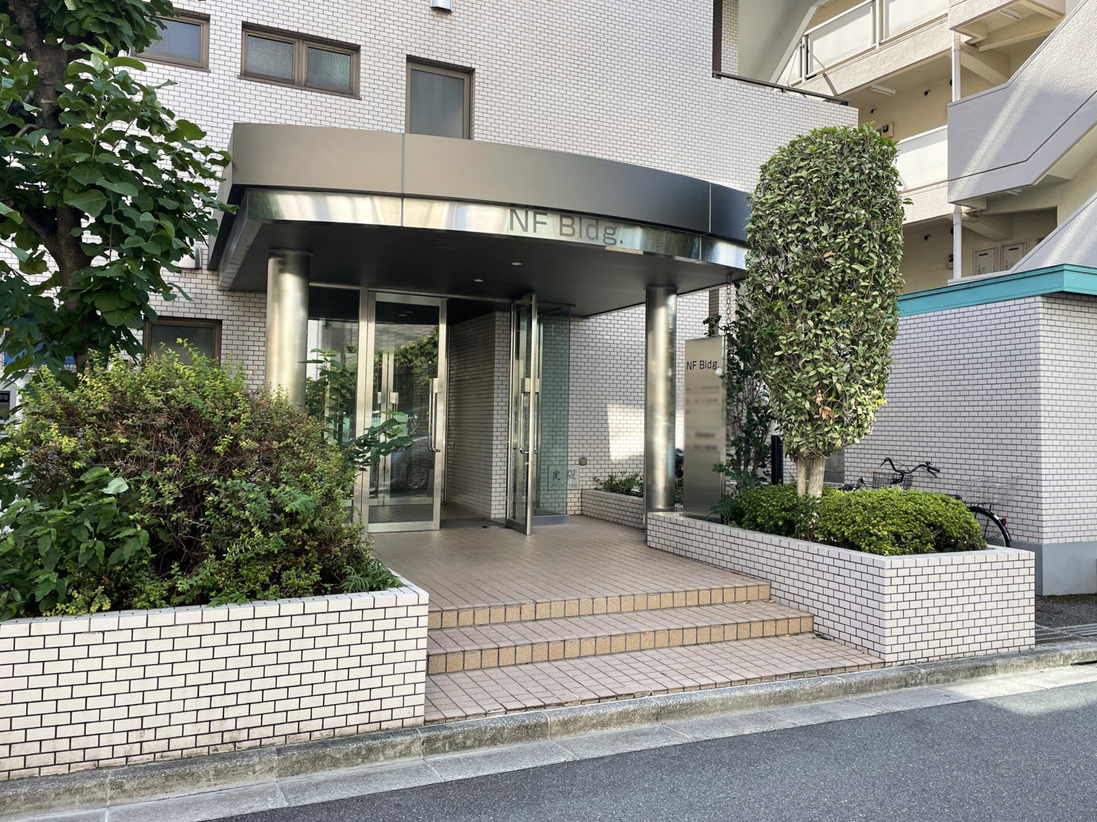 オフィスビル出入口