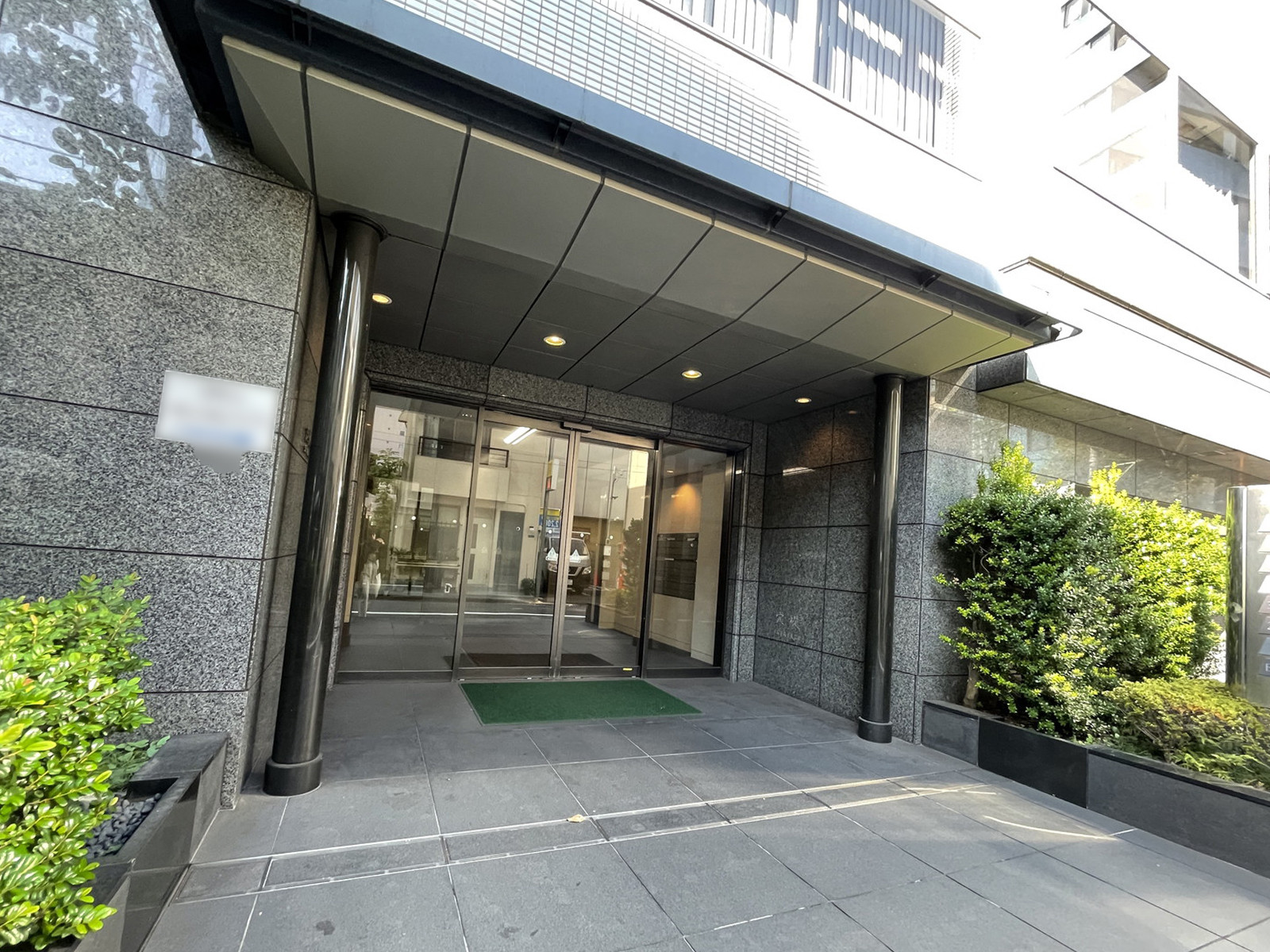 オフィスビル出入口