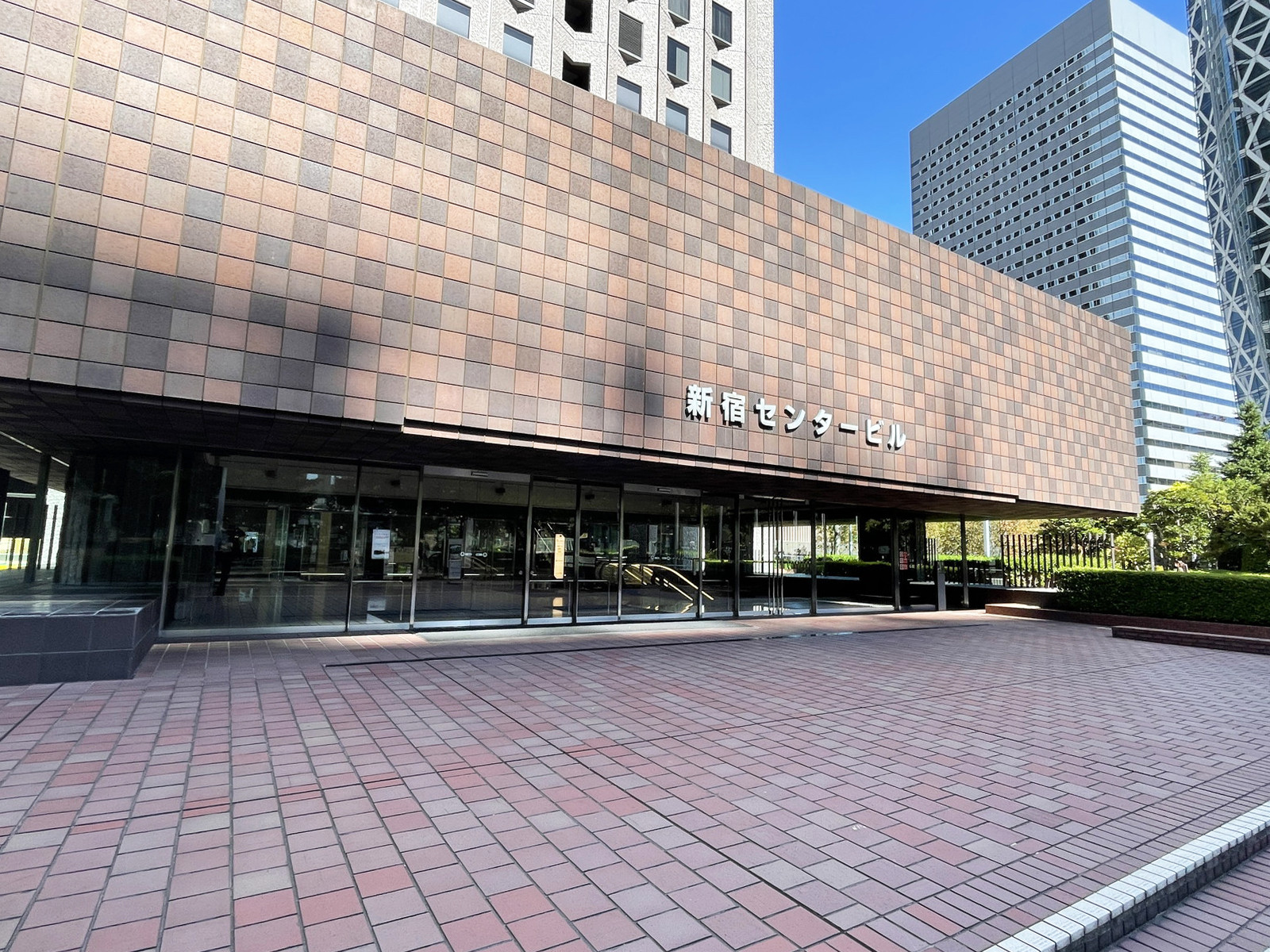 オフィスビル出入口