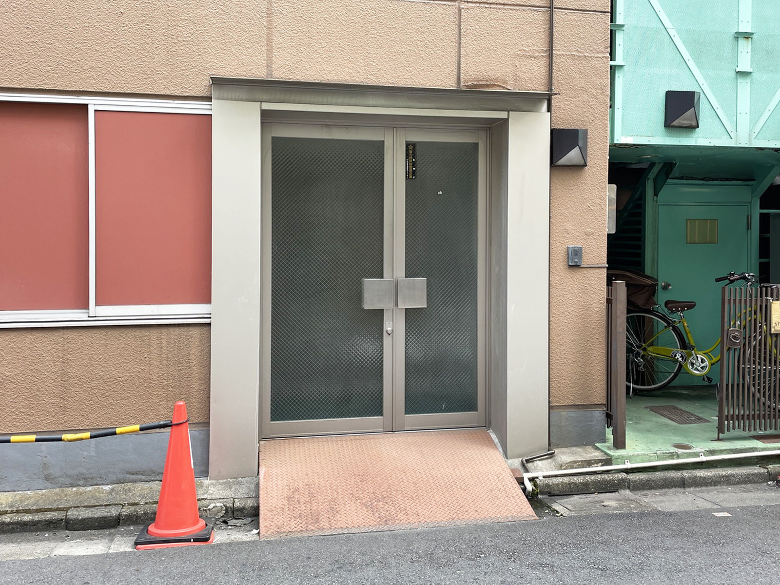 オフィスビル出入口