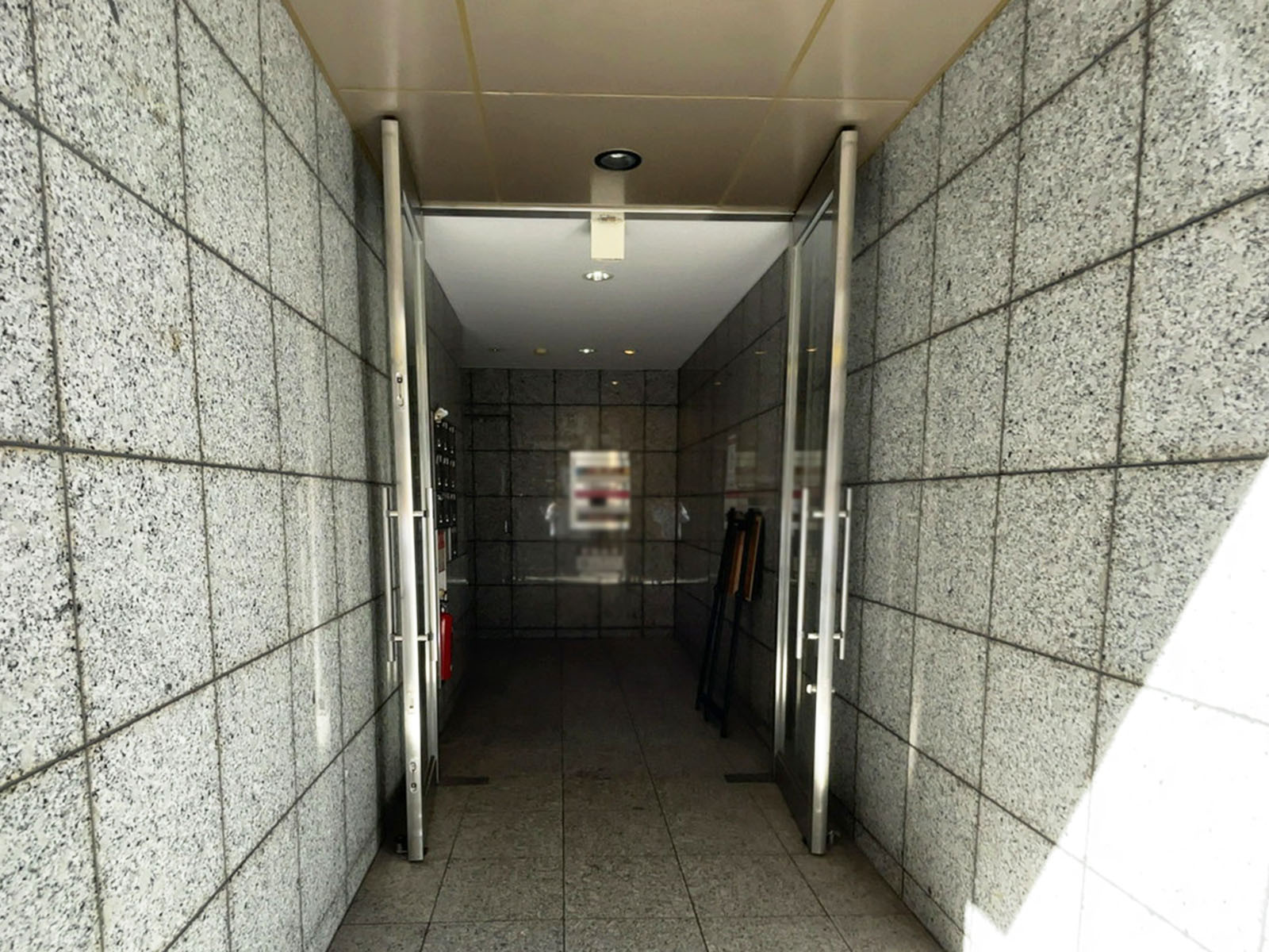 オフィスビル出入口