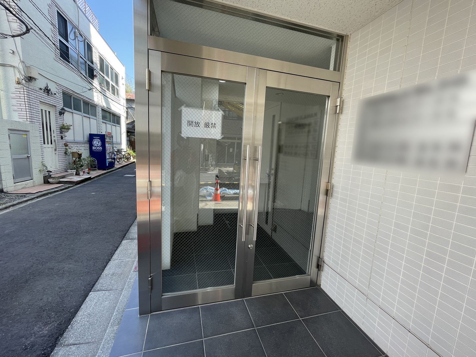 オフィスビル出入口