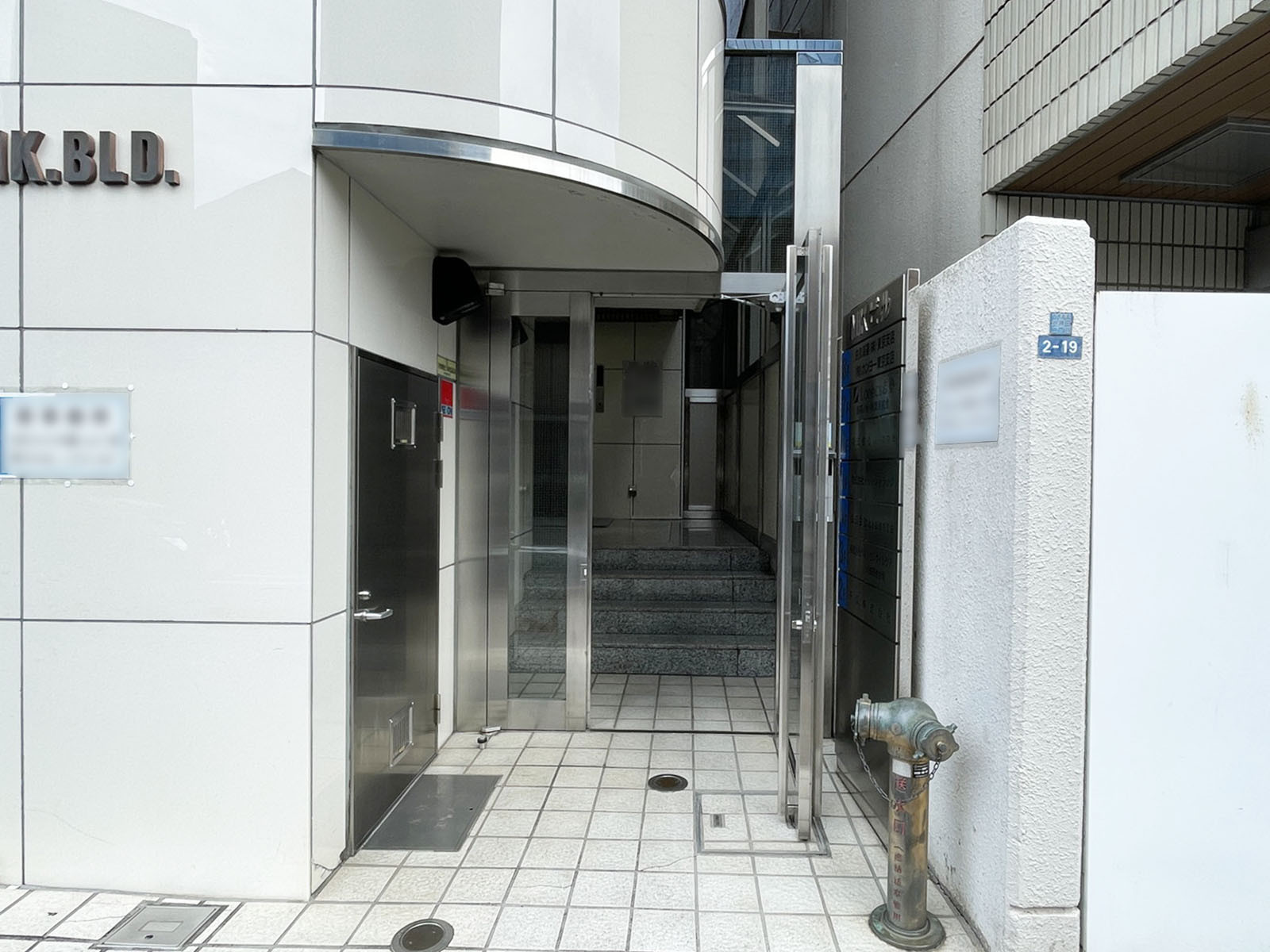 オフィスビル出入口