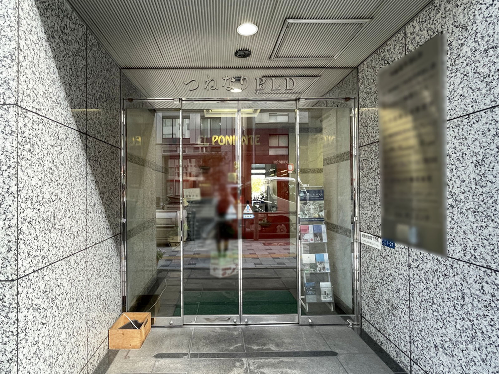 オフィスビル出入口