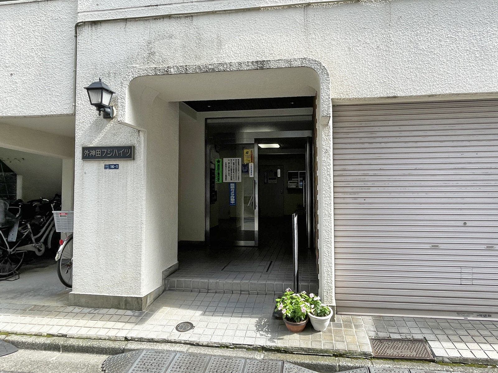 オフィスビル出入口