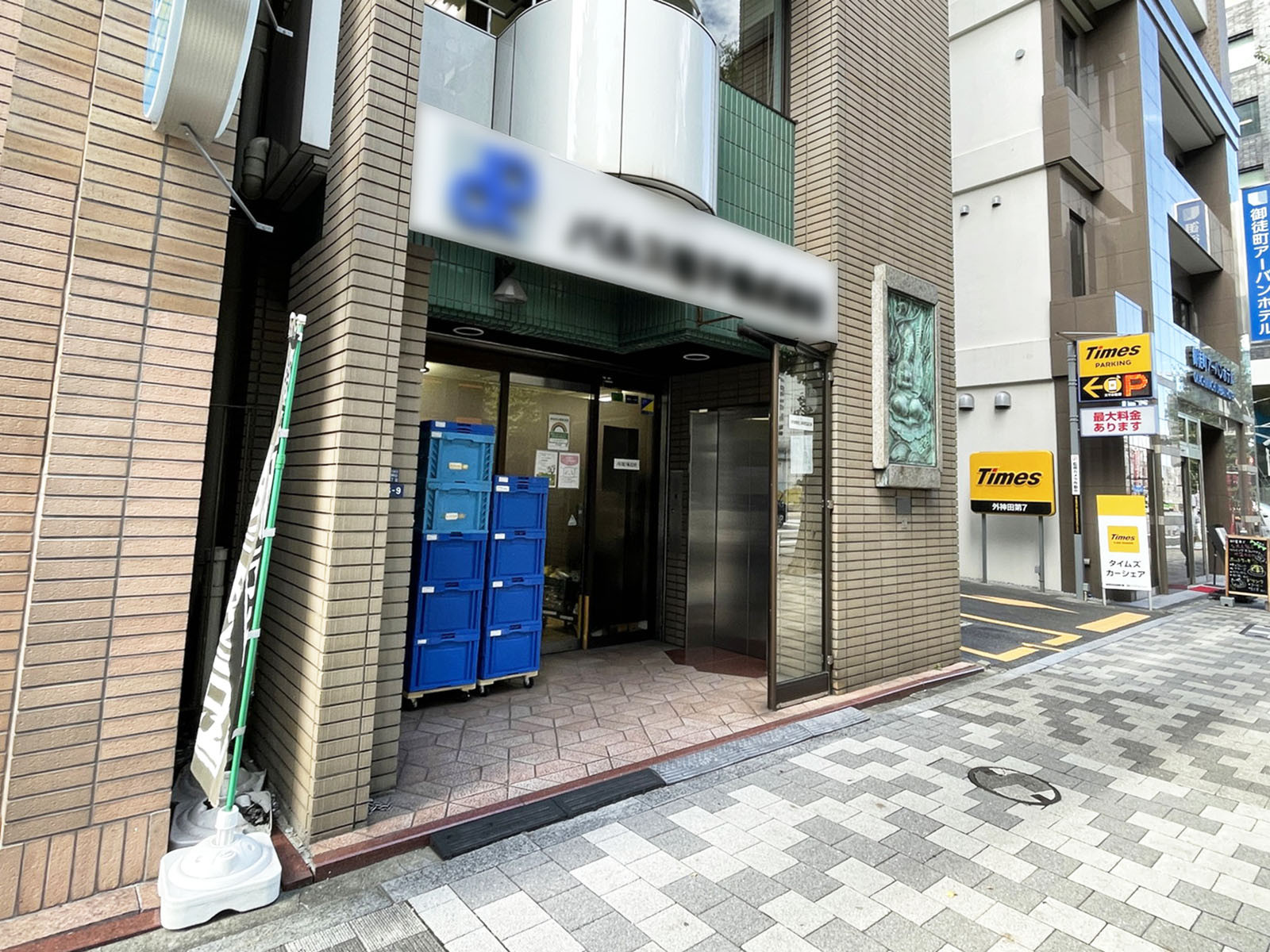 オフィスビル出入口