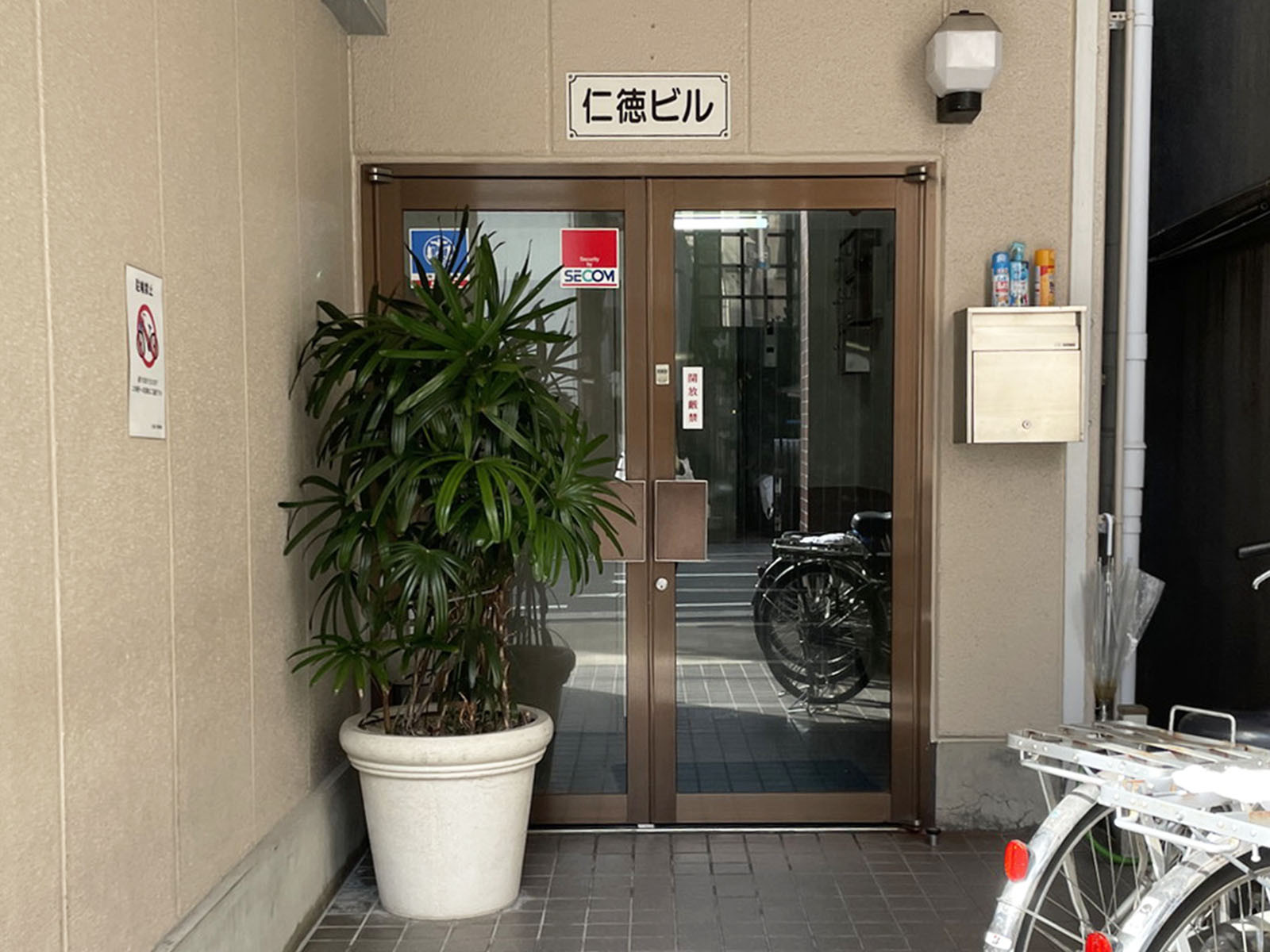 オフィスビル出入口