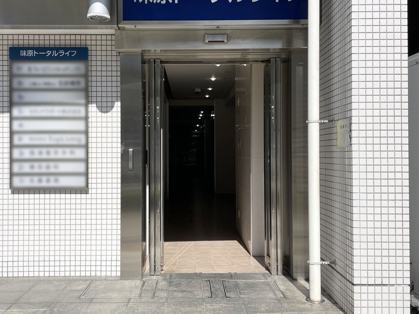 オフィスビル出入口