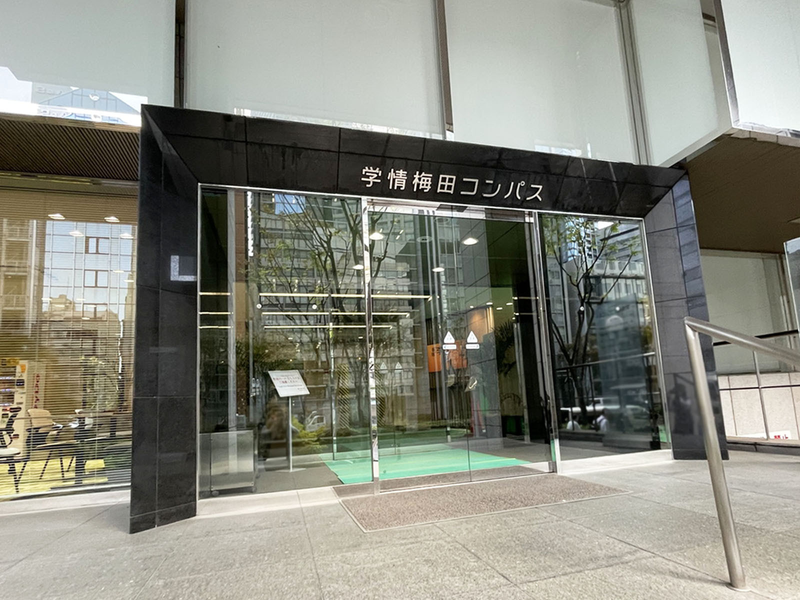オフィスビル出入口