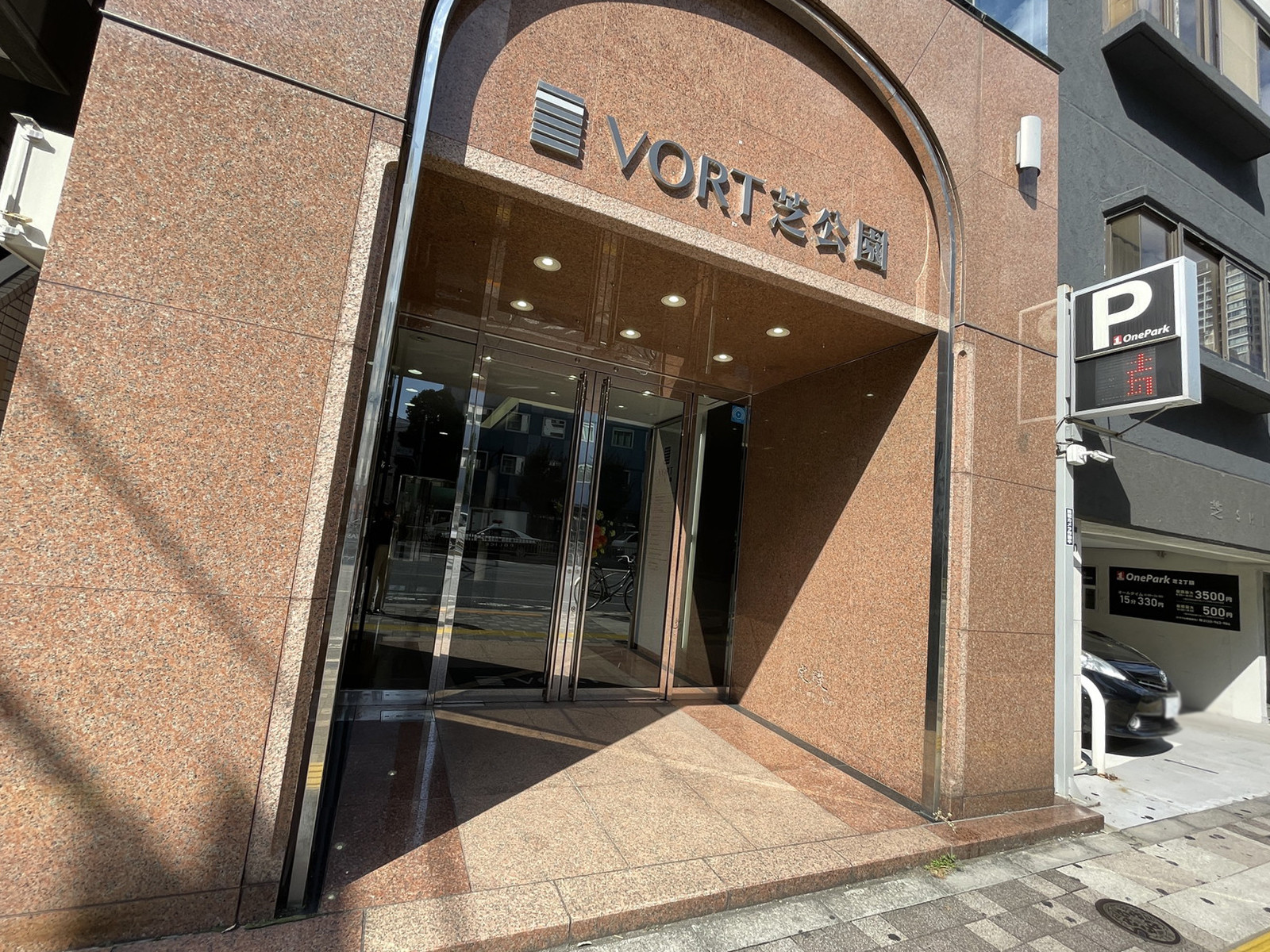 オフィスビル出入口
